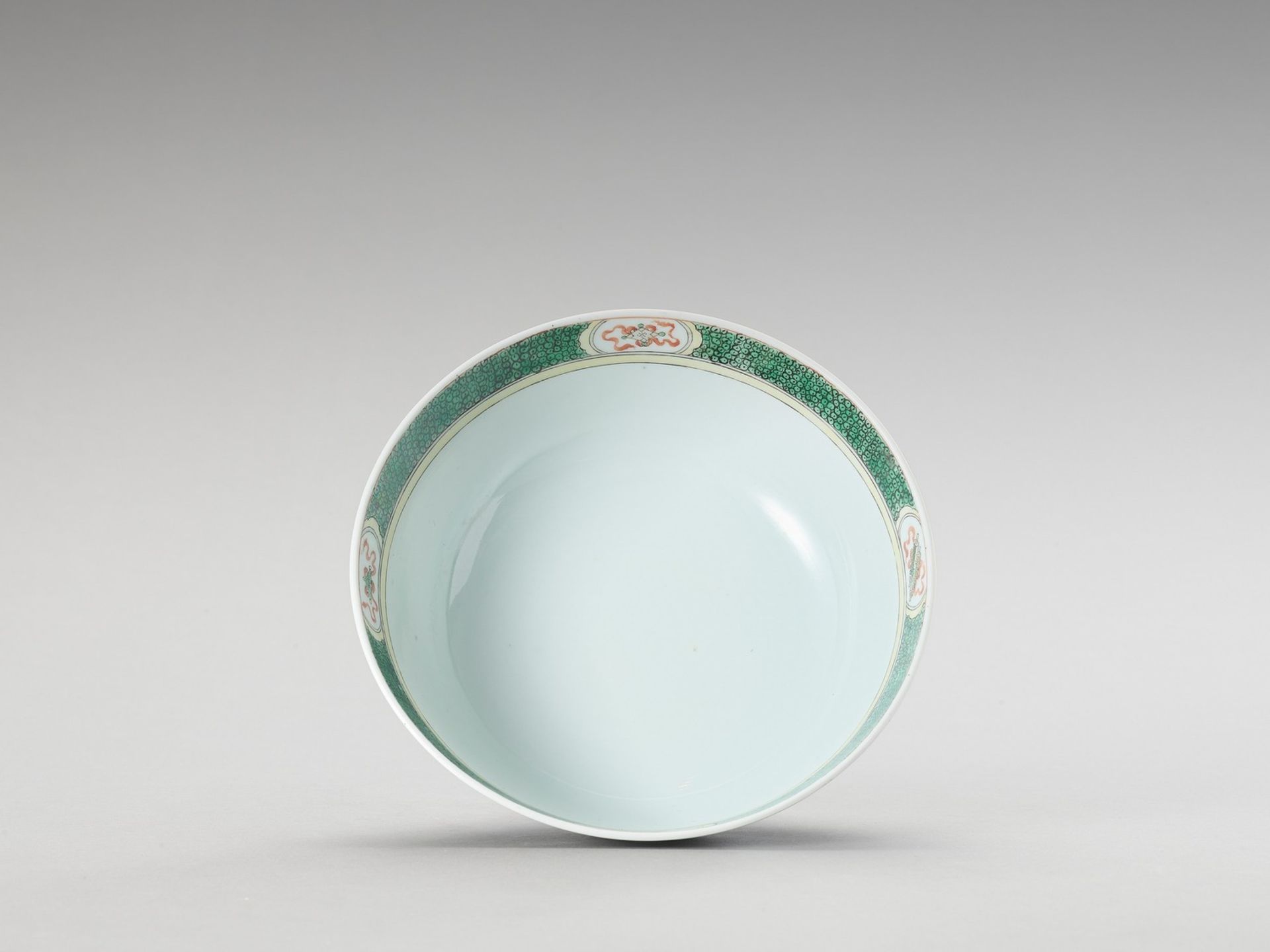 A FIGURATIVE FAMILLE VERTE BOWL - Image 5 of 6