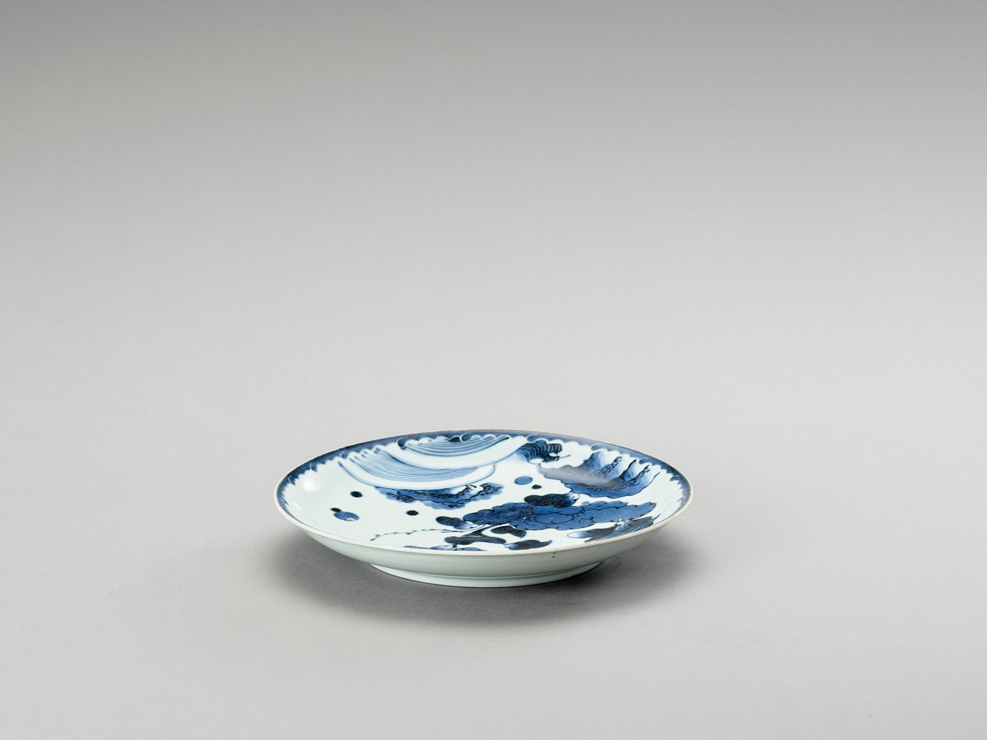 A BLUE AND WHITE ‘FLORAL’ PORCELAIN DISH - Image 2 of 4
