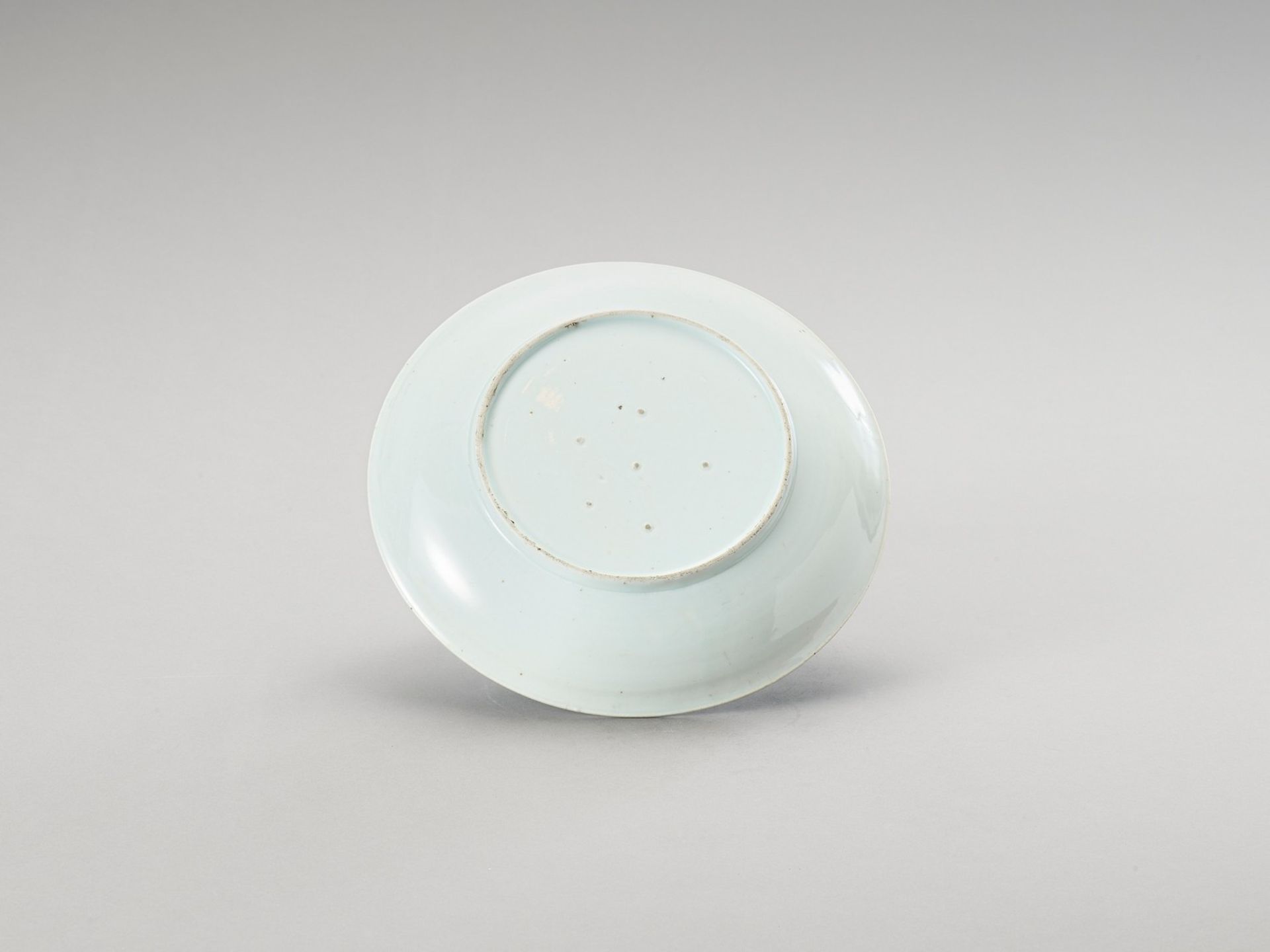 A BLUE AND WHITE ‘FLORAL’ PORCELAIN DISH - Image 3 of 4