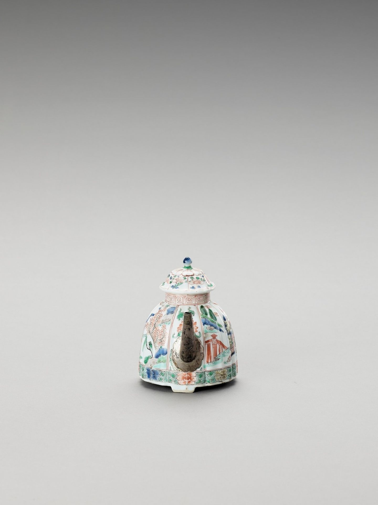 A FAMILLE VERTE TEAPOT AND COVER - Image 3 of 6