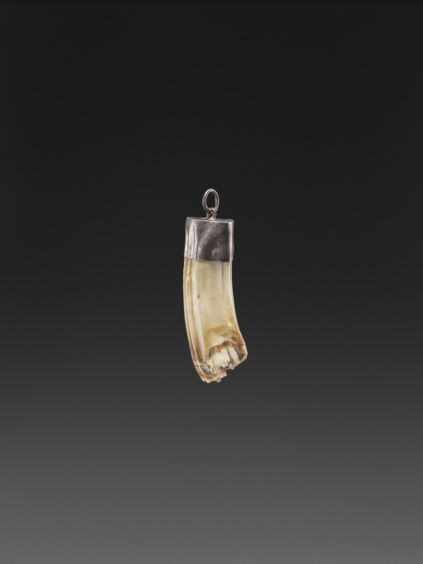 Ɏ A BURMESE SILVER-FITTED IVORY TOOTH TALISMAN - Bild 2 aus 4