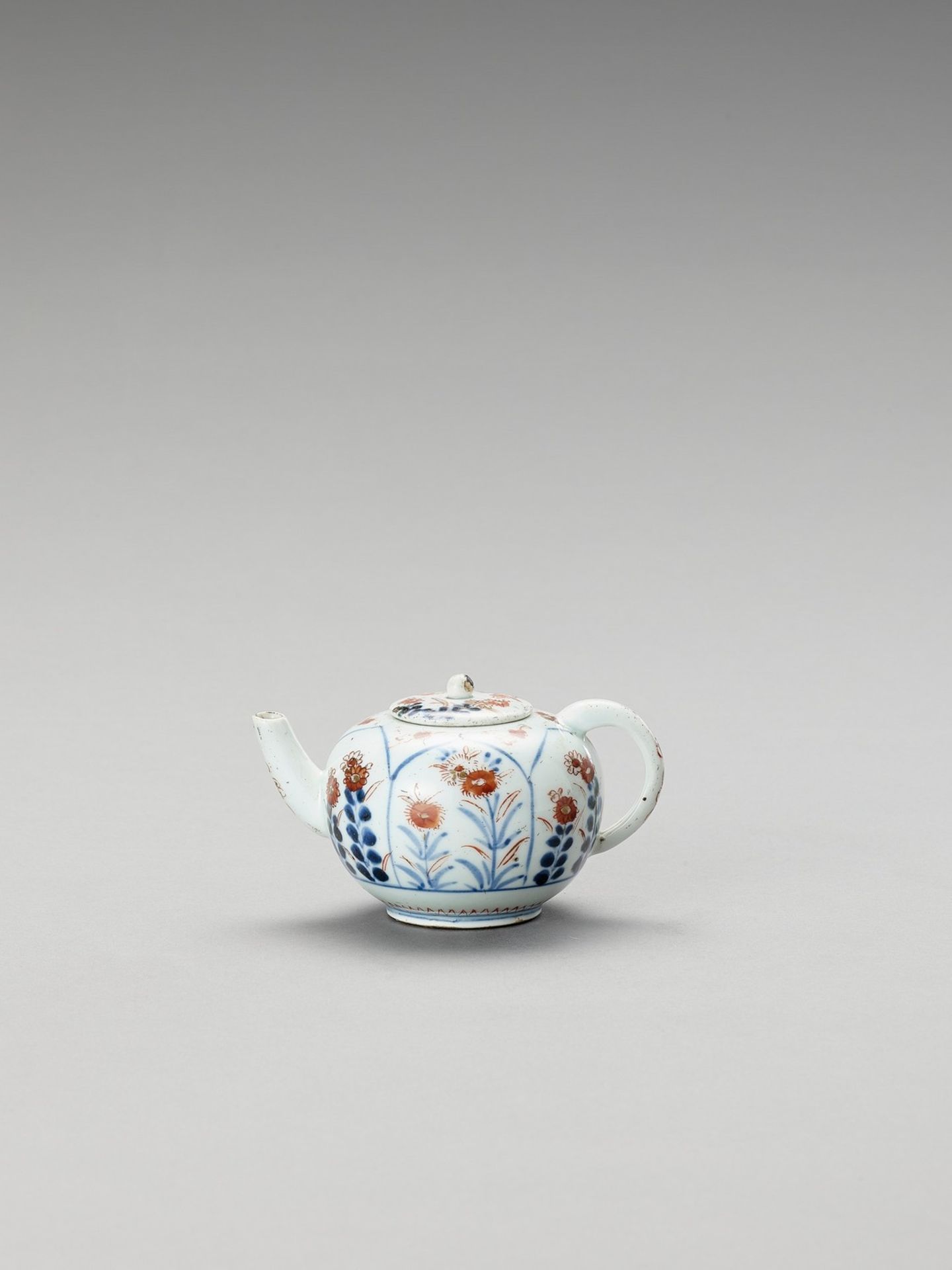 AN IMARI PORCELAIN TEAPOT WITH COVER - Image 4 of 6