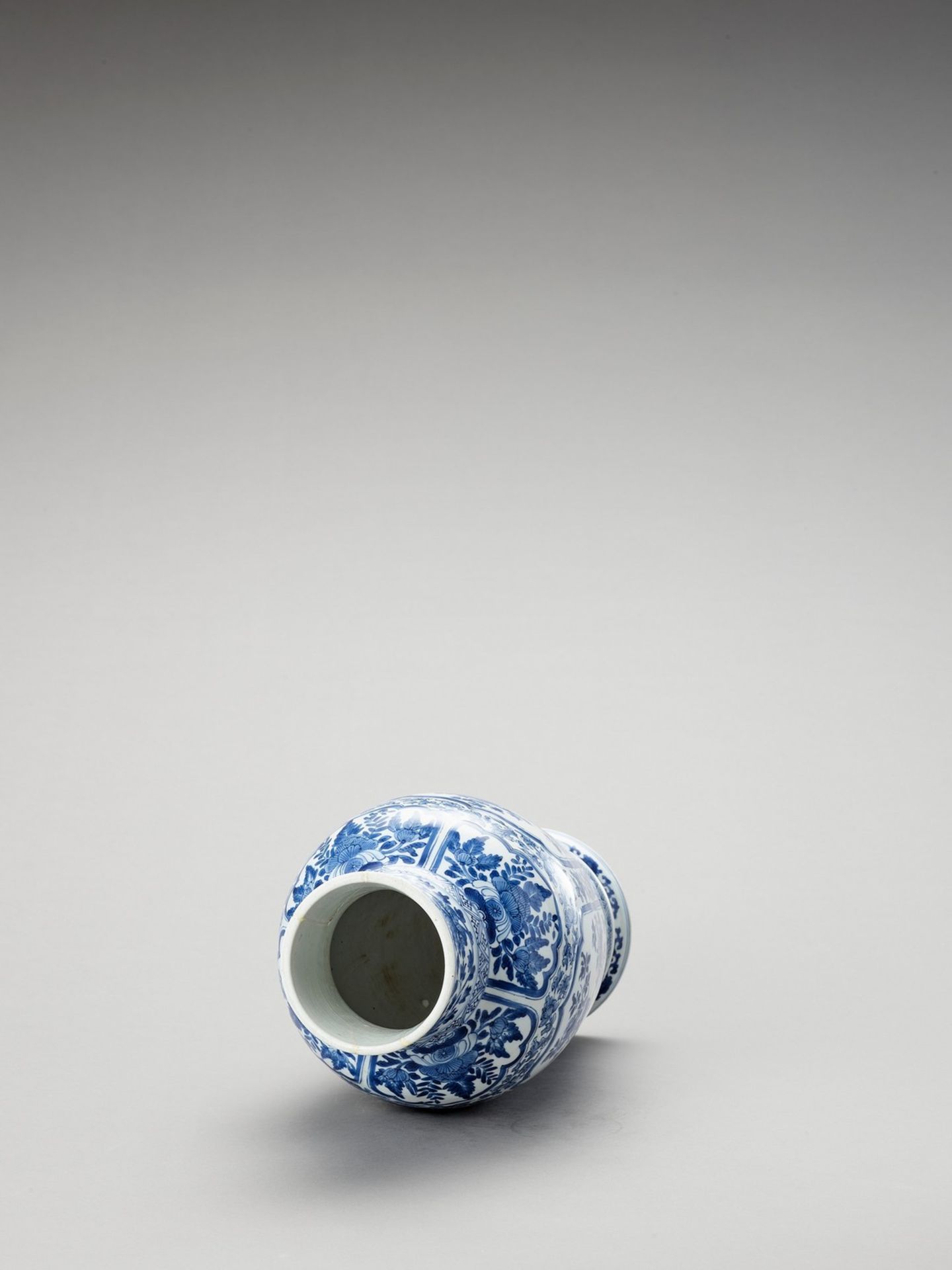 A LARGE BLUE AND WHITE PORCELAIN BALUSTER VASE - Image 5 of 6