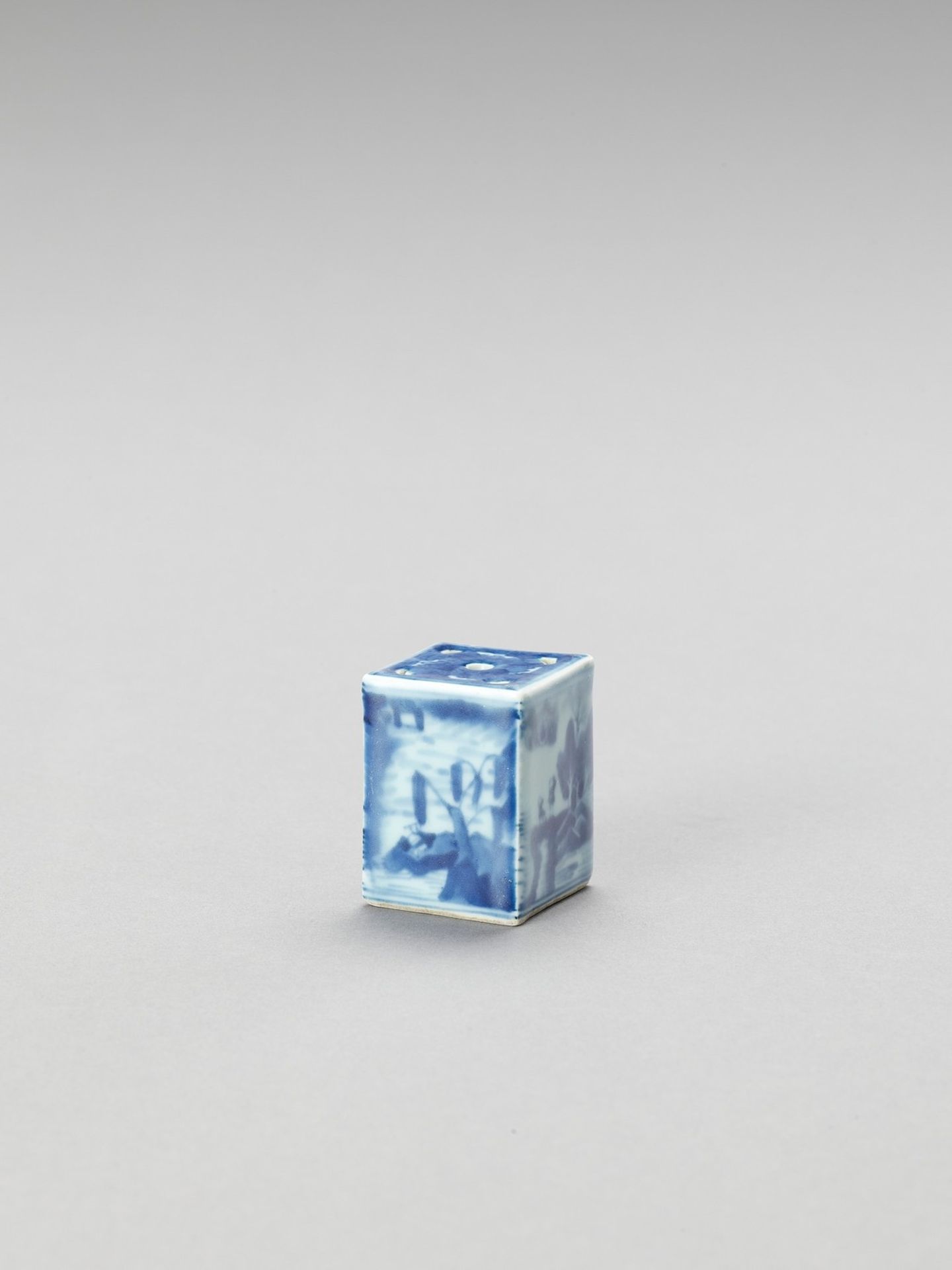 A BLUE AND WHITE PORCELAIN INKWELL - Image 3 of 6