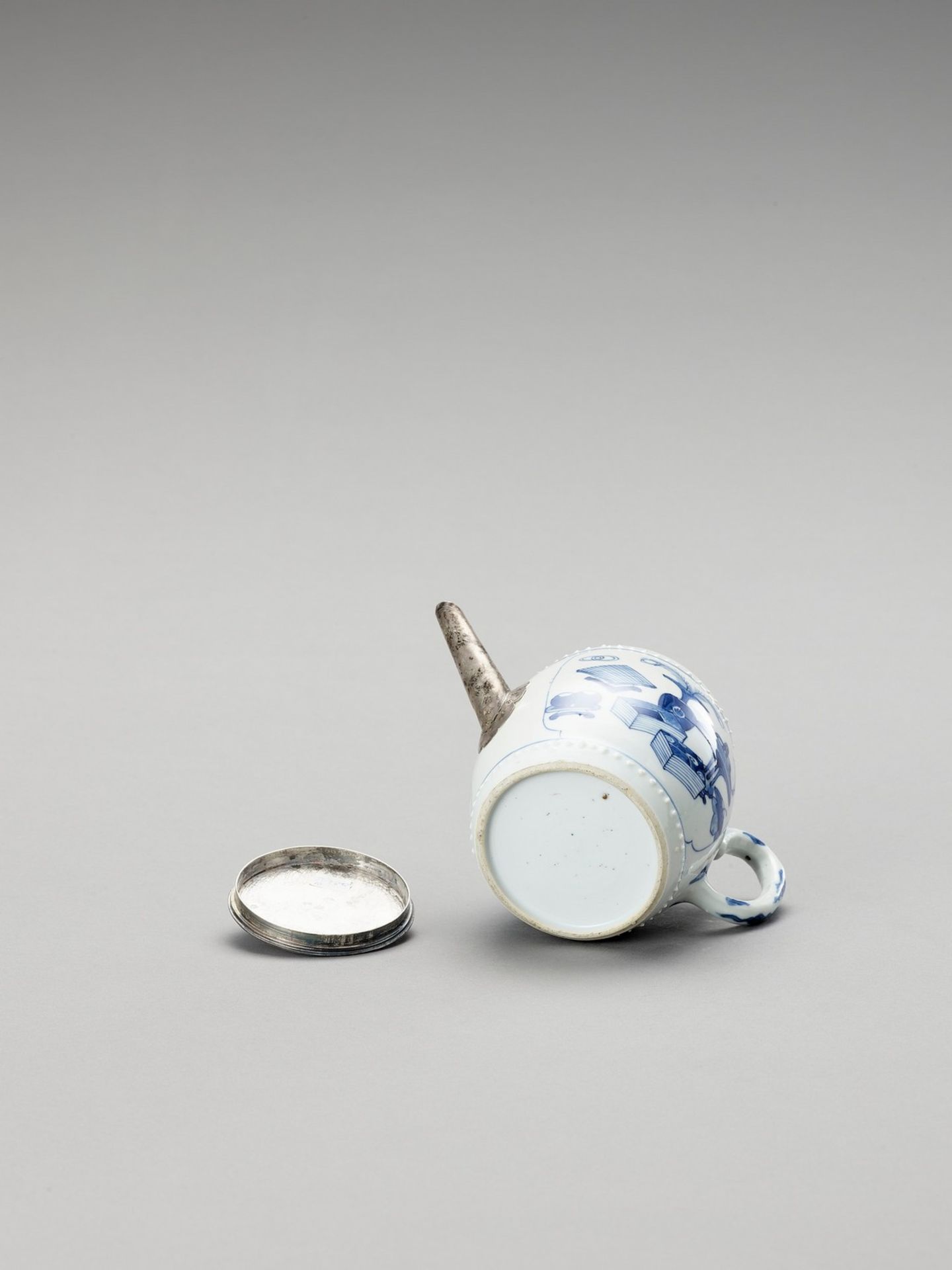 A SILVER-MOUNTED BLUE AND WHITE PORCELAIN TEAPOT - Image 6 of 6