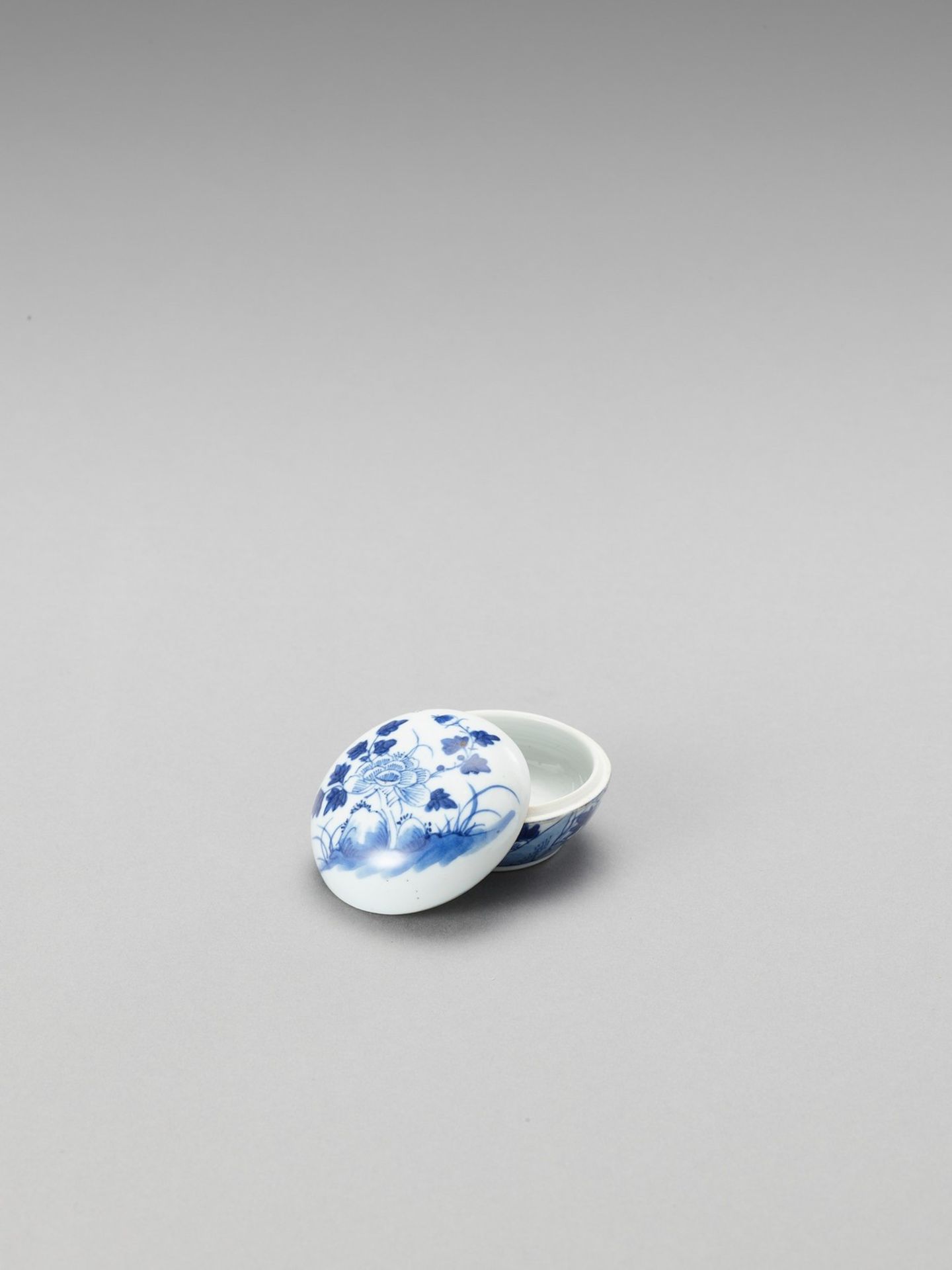 A SMALL BLUE AND WHITE PORCELAIN BOX AND COVER