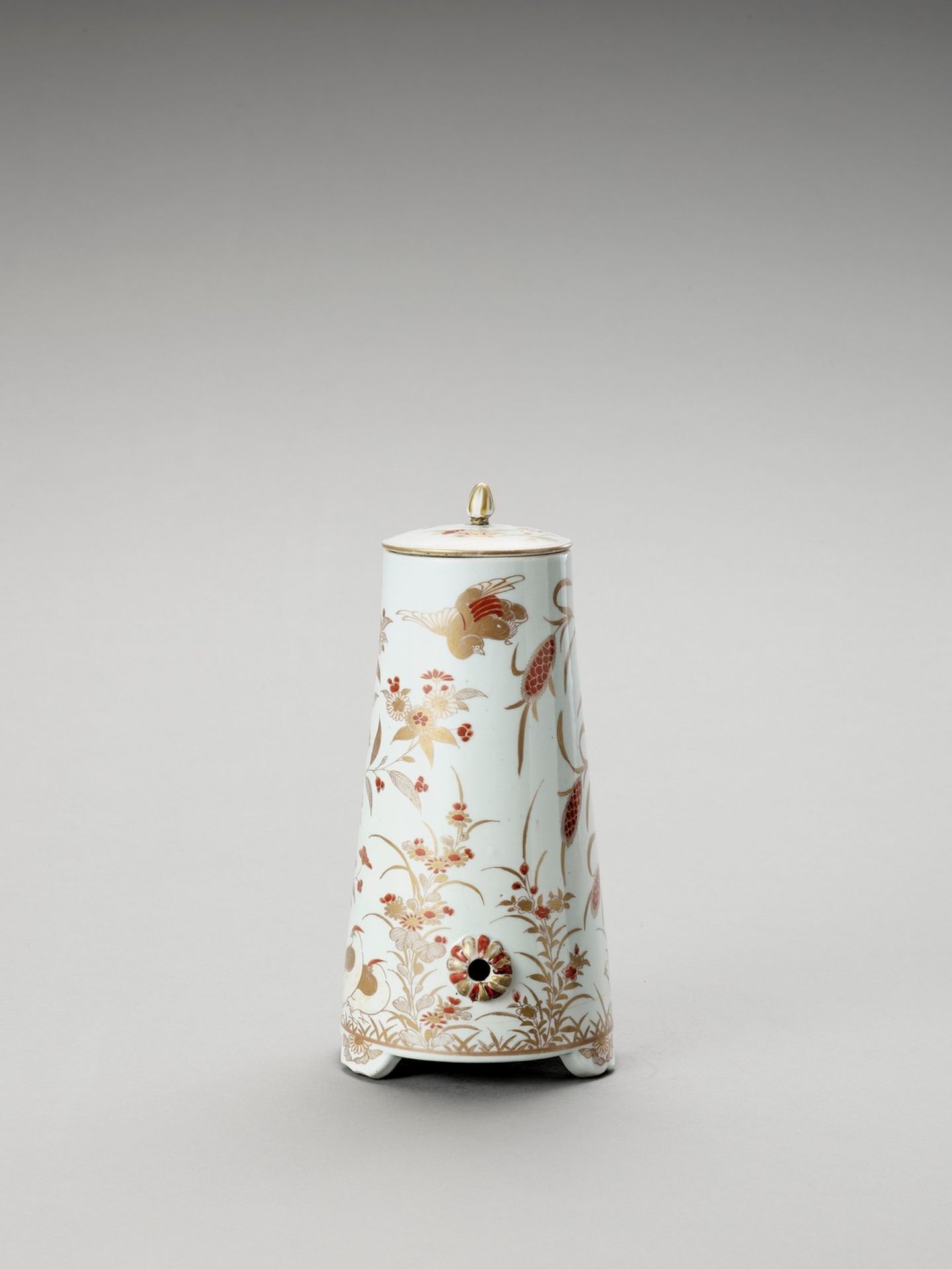 AN IMARI PORCELAIN COFFEE POT AND COVER - Image 3 of 6