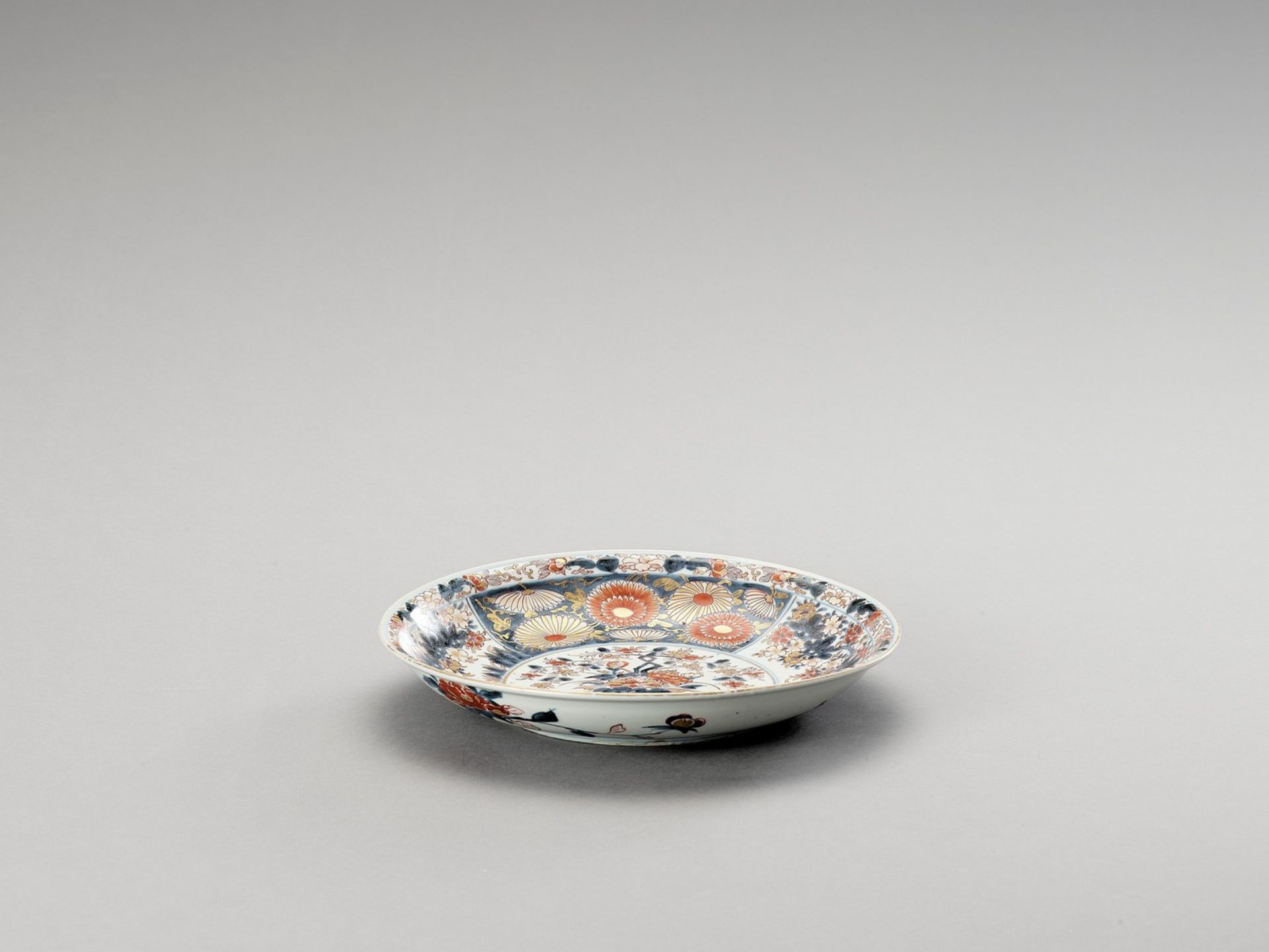 AN IMARI PORCELAIN DISH - Bild 4 aus 4