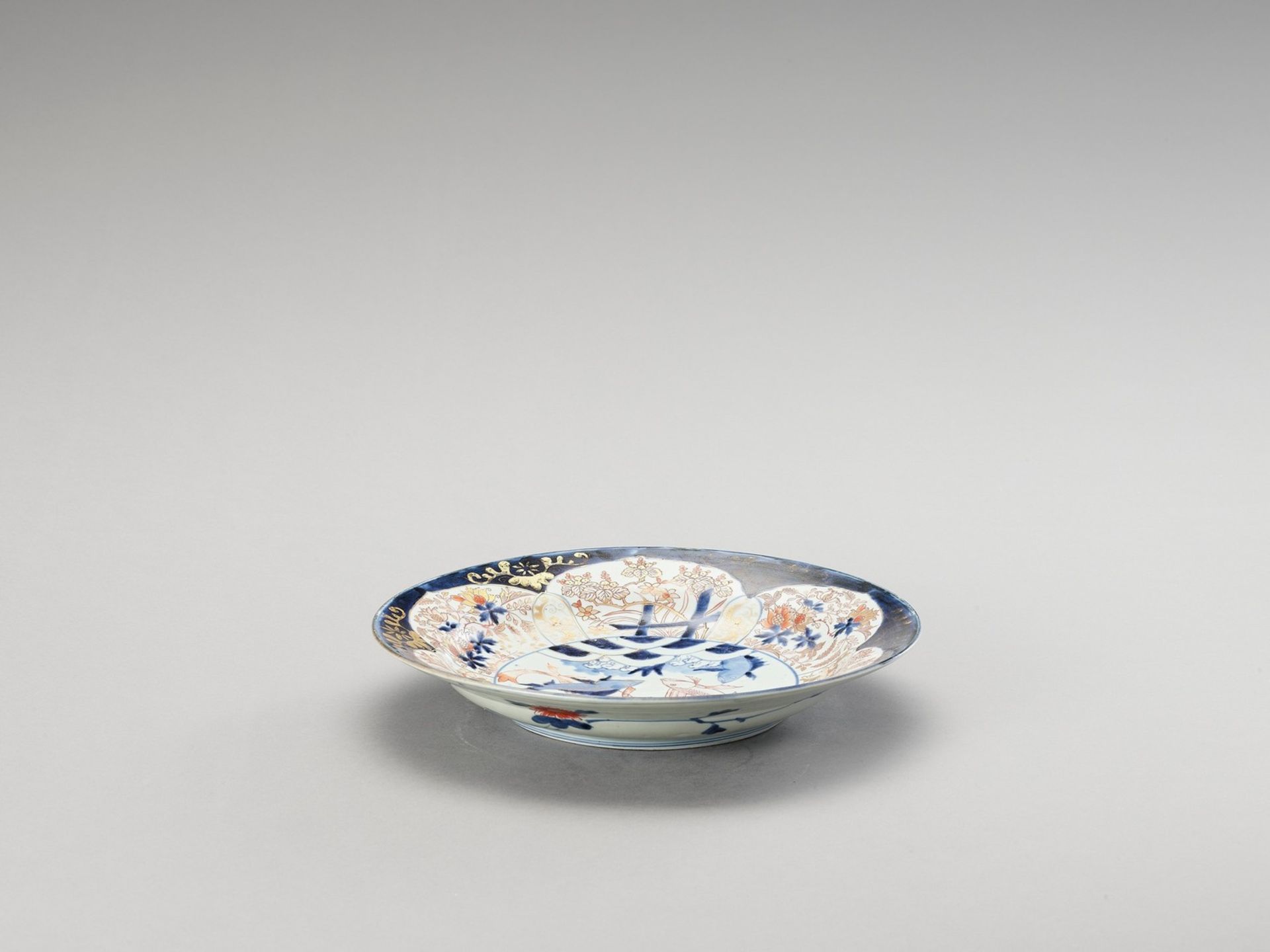 AN IMARI PORCELAIN DISH - Image 4 of 4