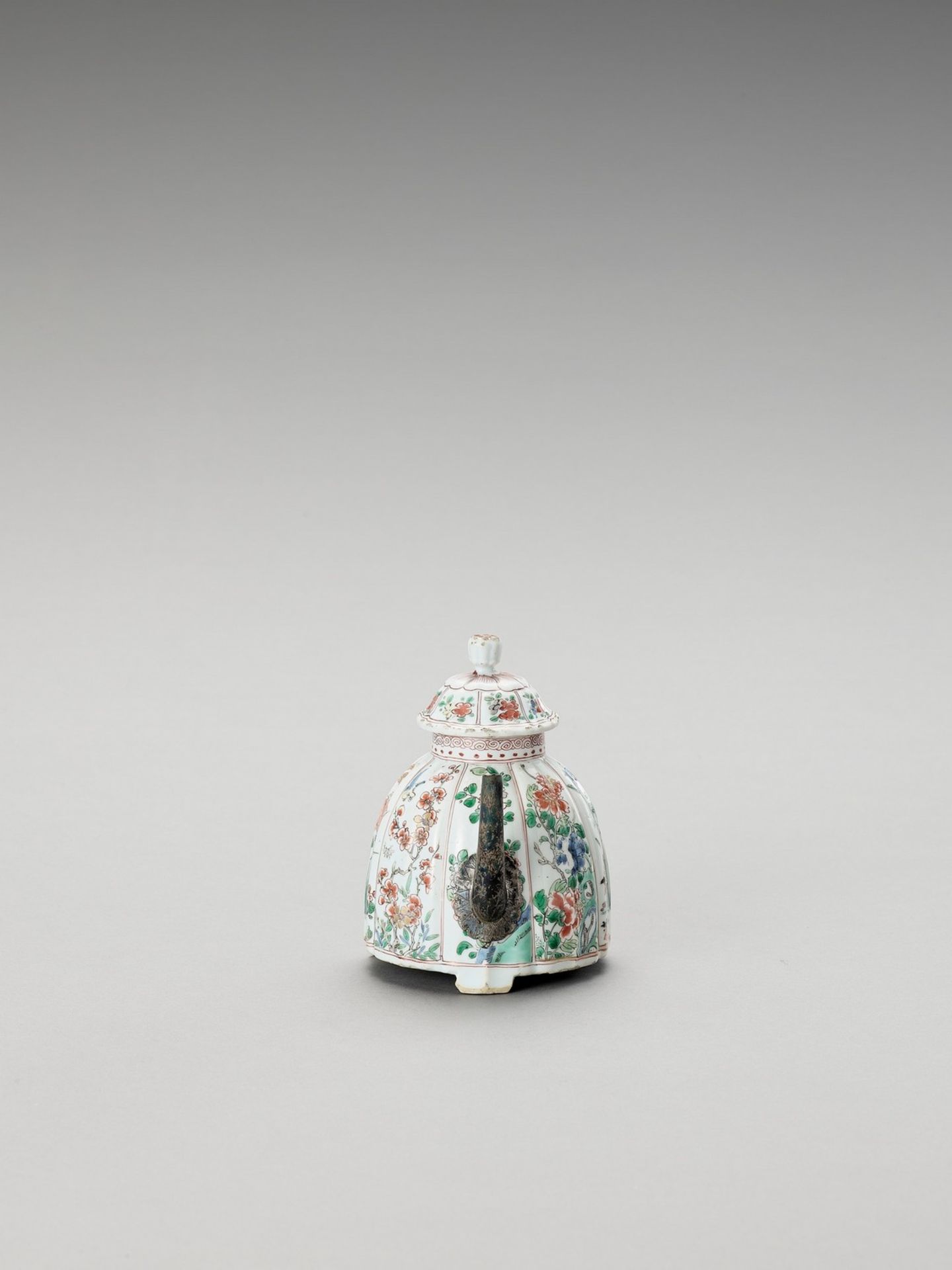 A FAMILLE VERTE TEAPOT AND COVER - Image 4 of 6