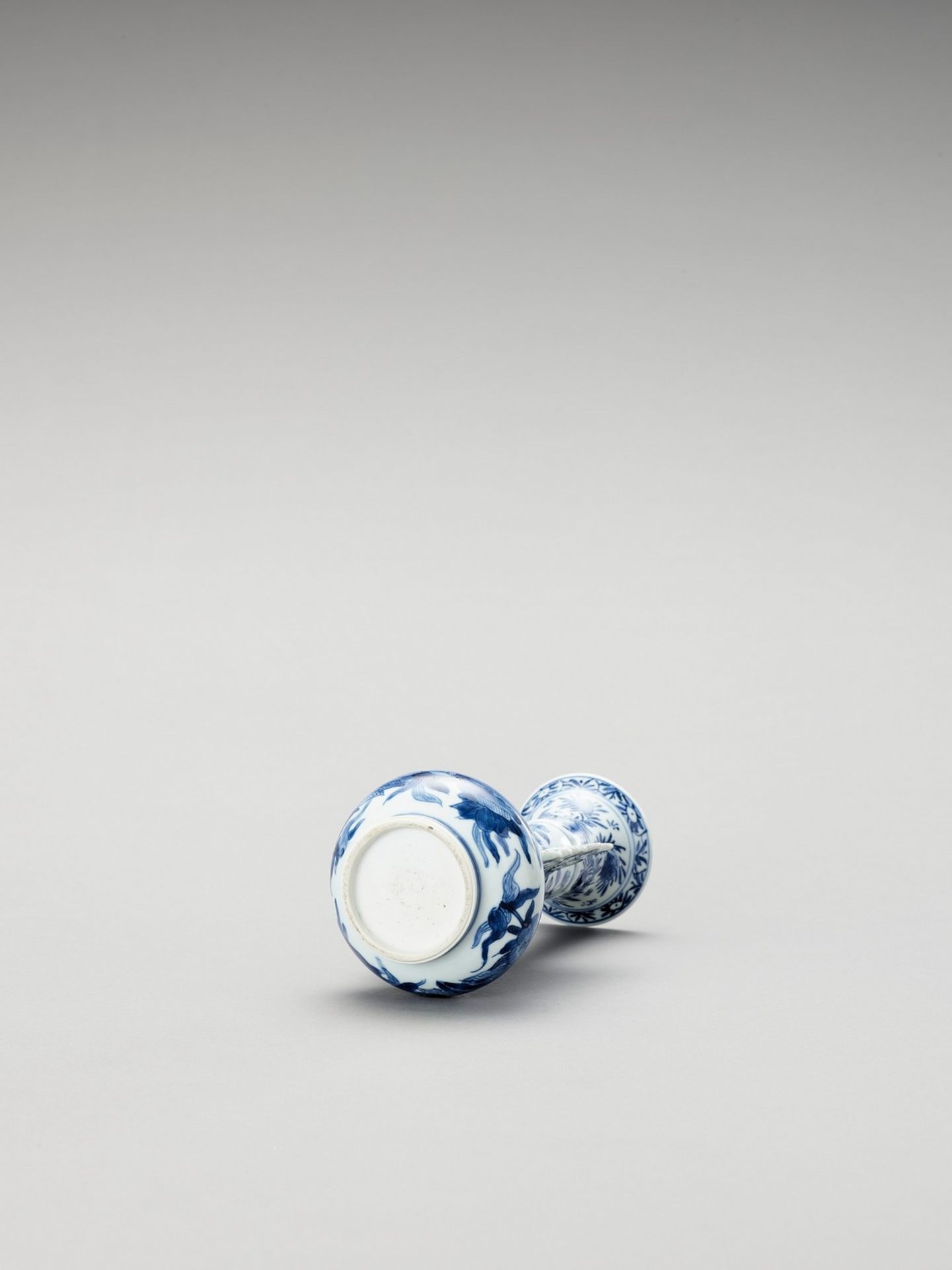 A BLUE AND WHITE PORCELAIN BOTTLE VASE - Bild 6 aus 6