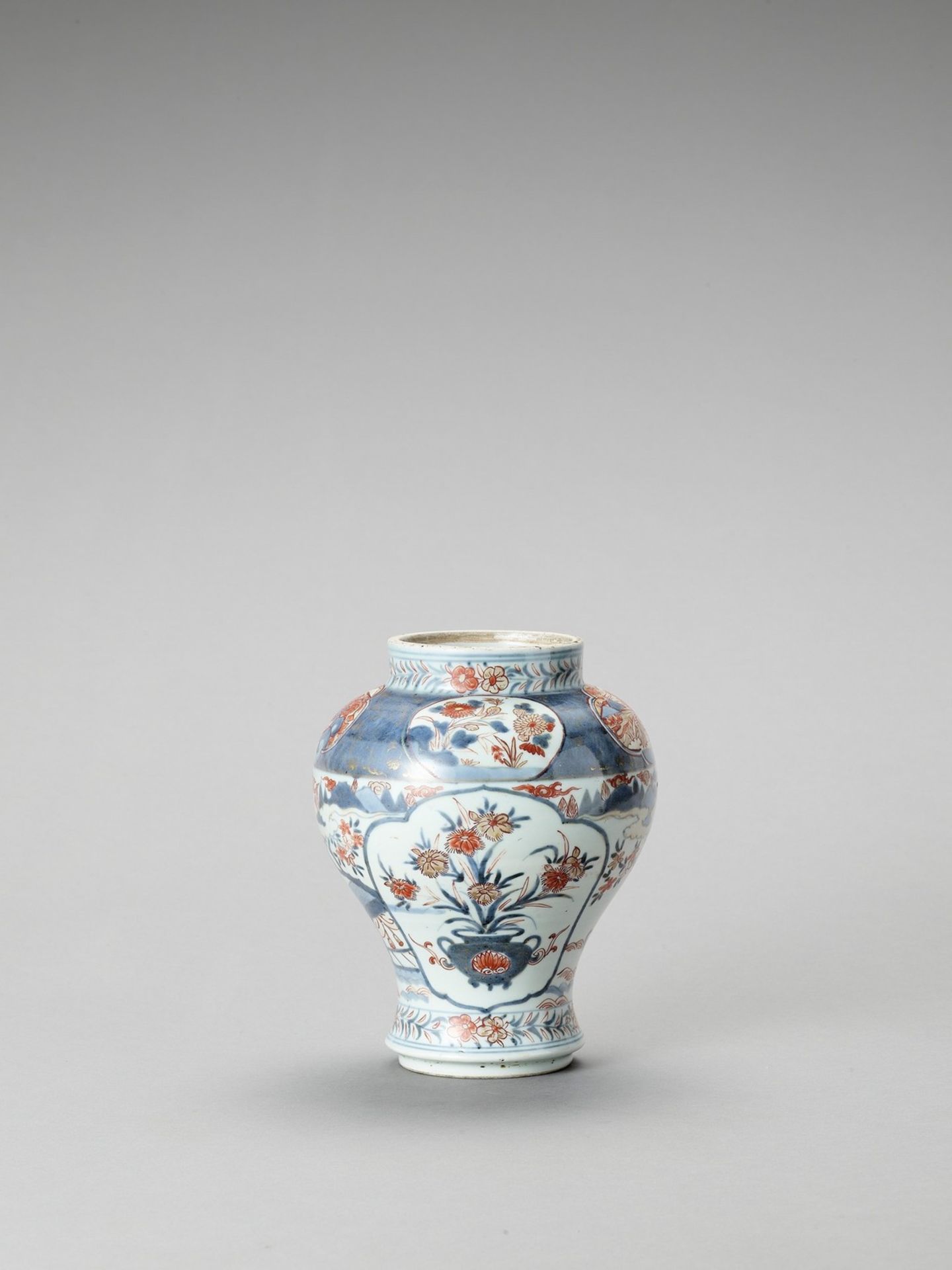 AN IMARI PORCELAIN VASE