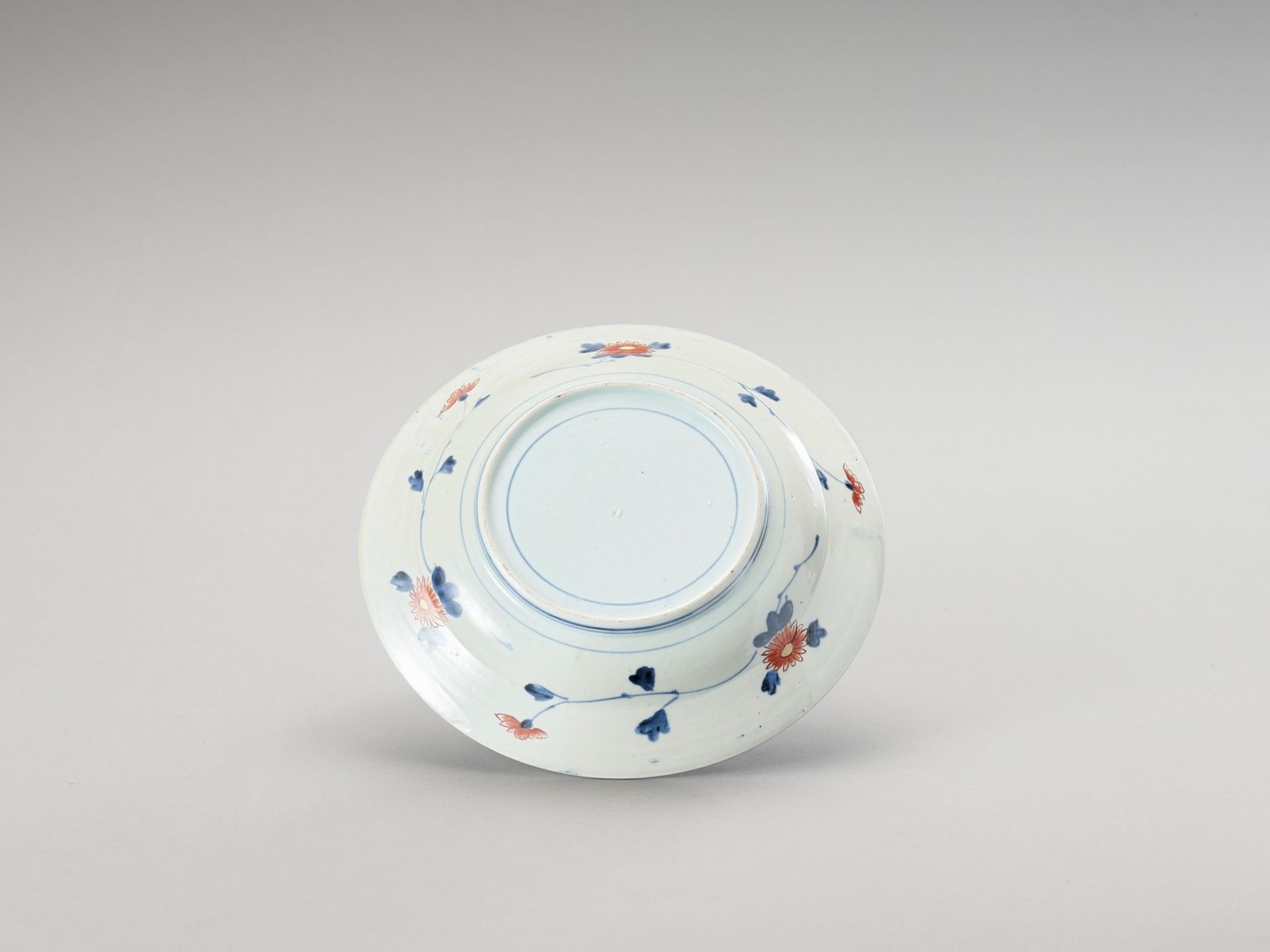 AN IMARI PORCELAIN DISH - Image 3 of 4