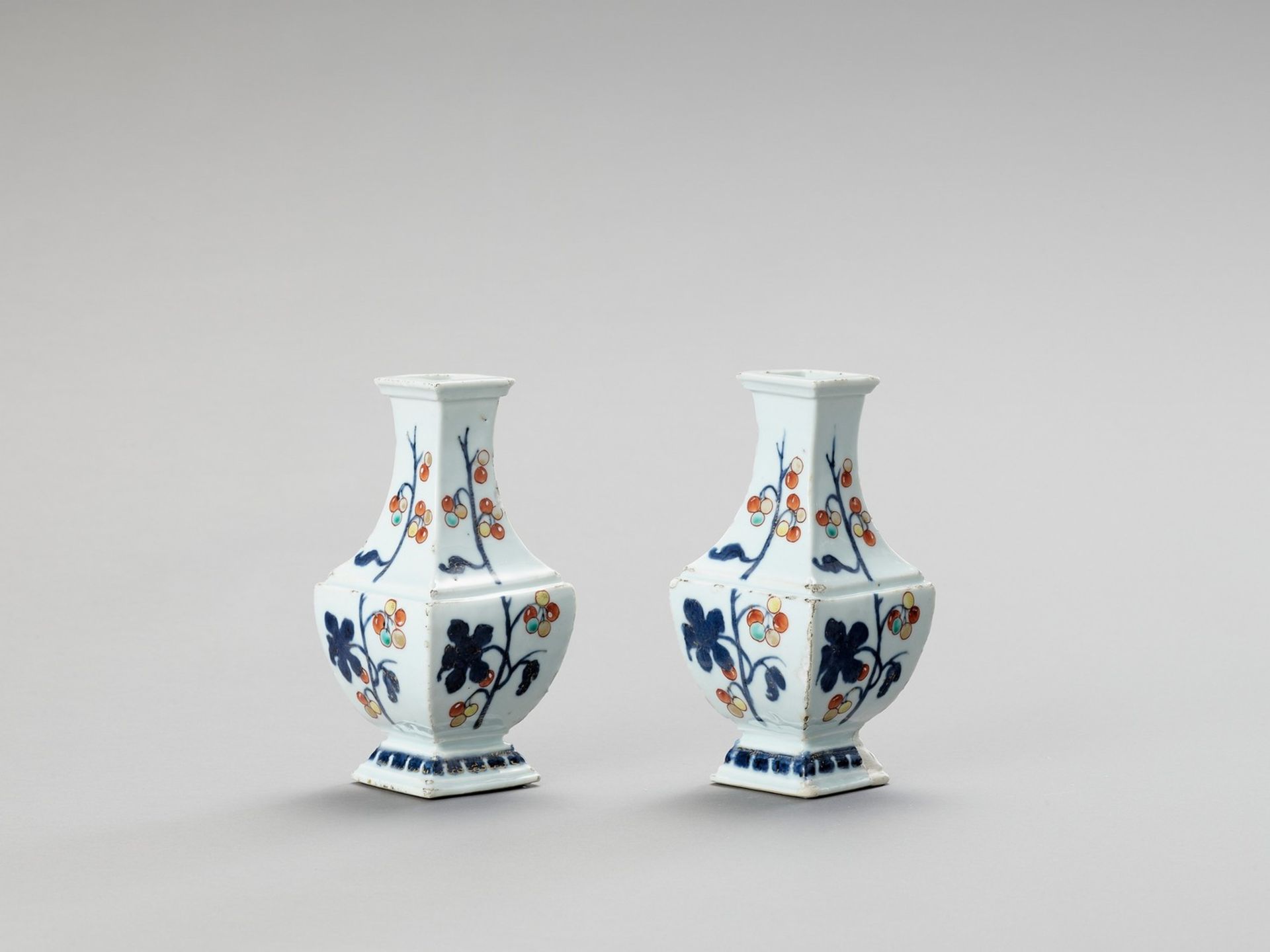 A PAIR OF IMARI PORCELAIN VASES - Bild 2 aus 5