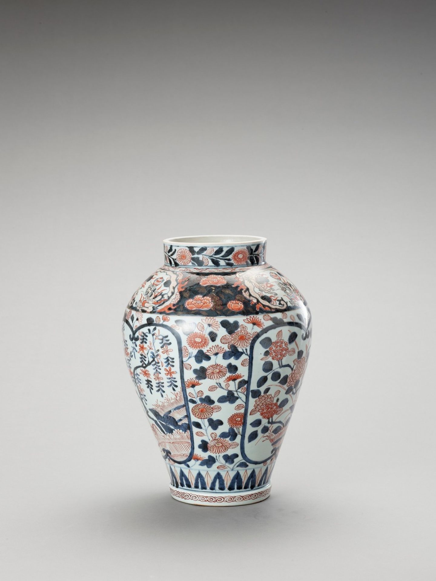 A LARGE IMARI PORCELAIN VASE - Image 4 of 6