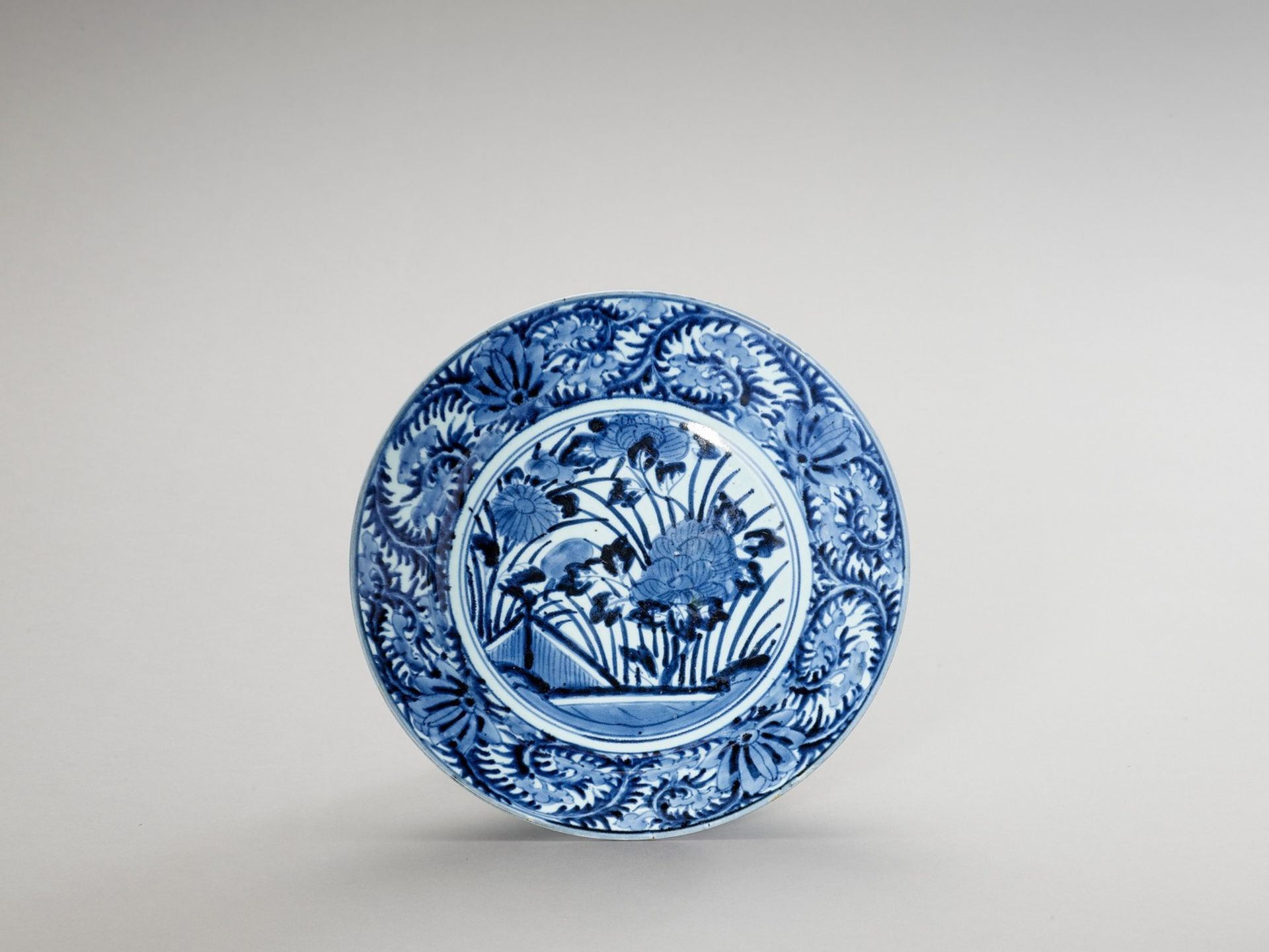 A BLUE AND WHITE ‘FLORAL’ PORCELAIN CHARGER