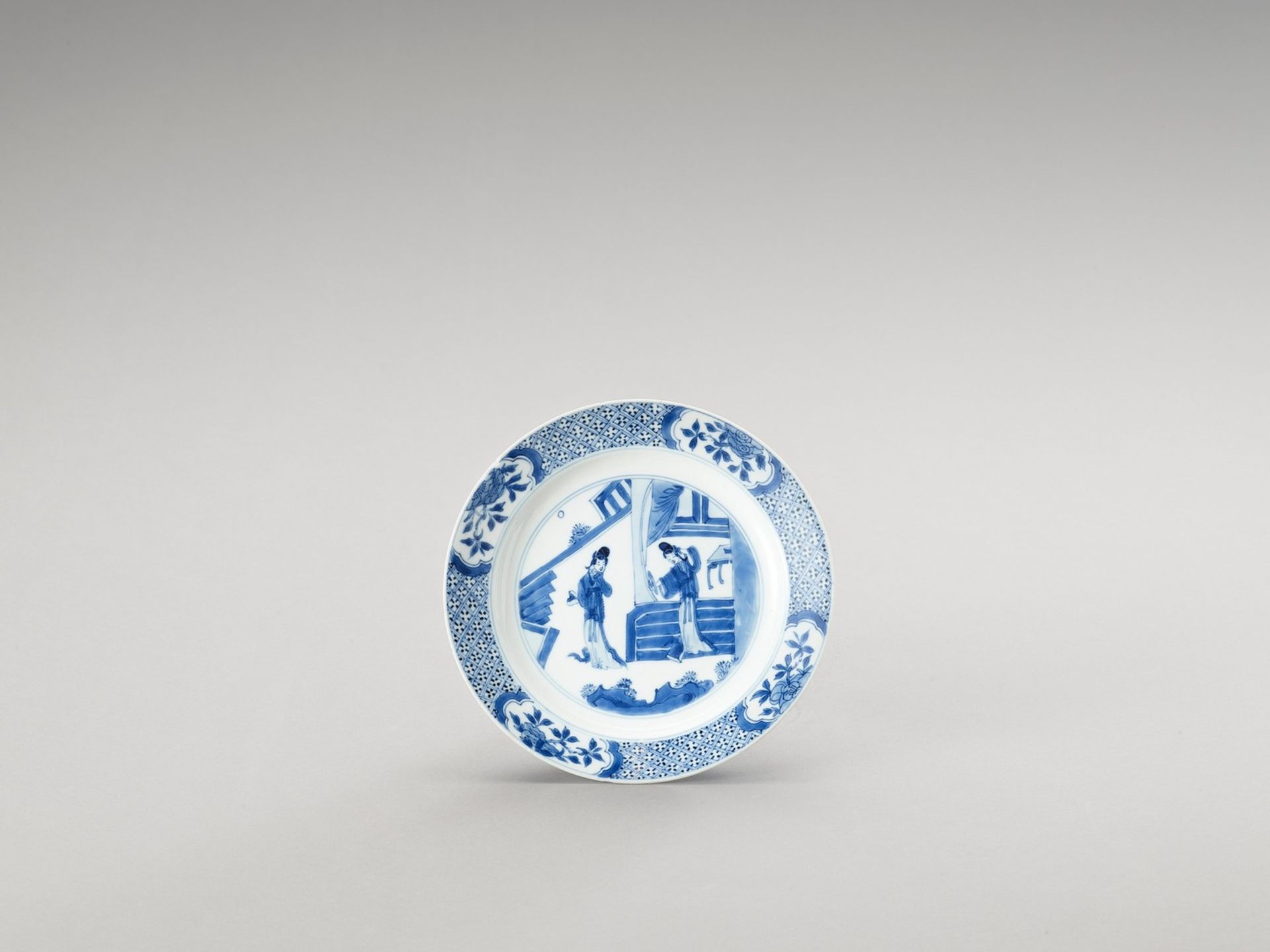 A BLUE AND WHITE PORCELAIN DISH