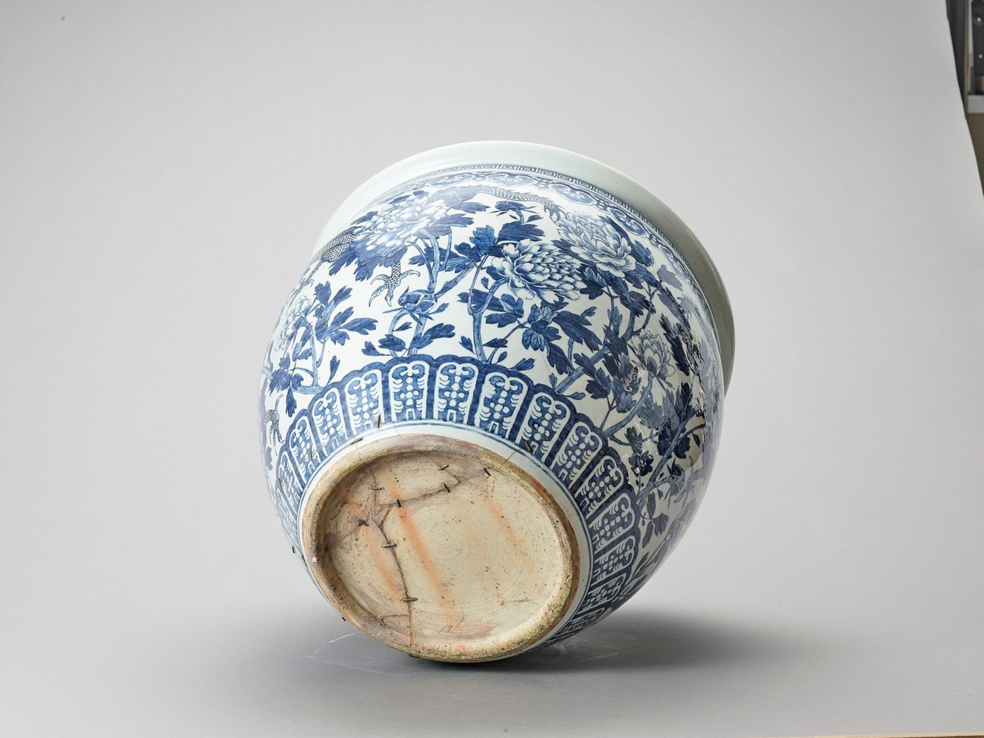 A LARGE BLUE AND WHITE PORCELAIN ‘DRAGON’ FISHBOWL - Image 6 of 7
