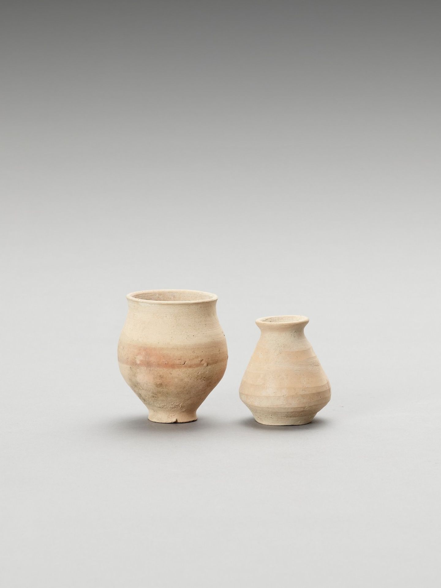 TWO EARLY MEHRGARH SMALL CERAMIC VESSELS - Image 2 of 4