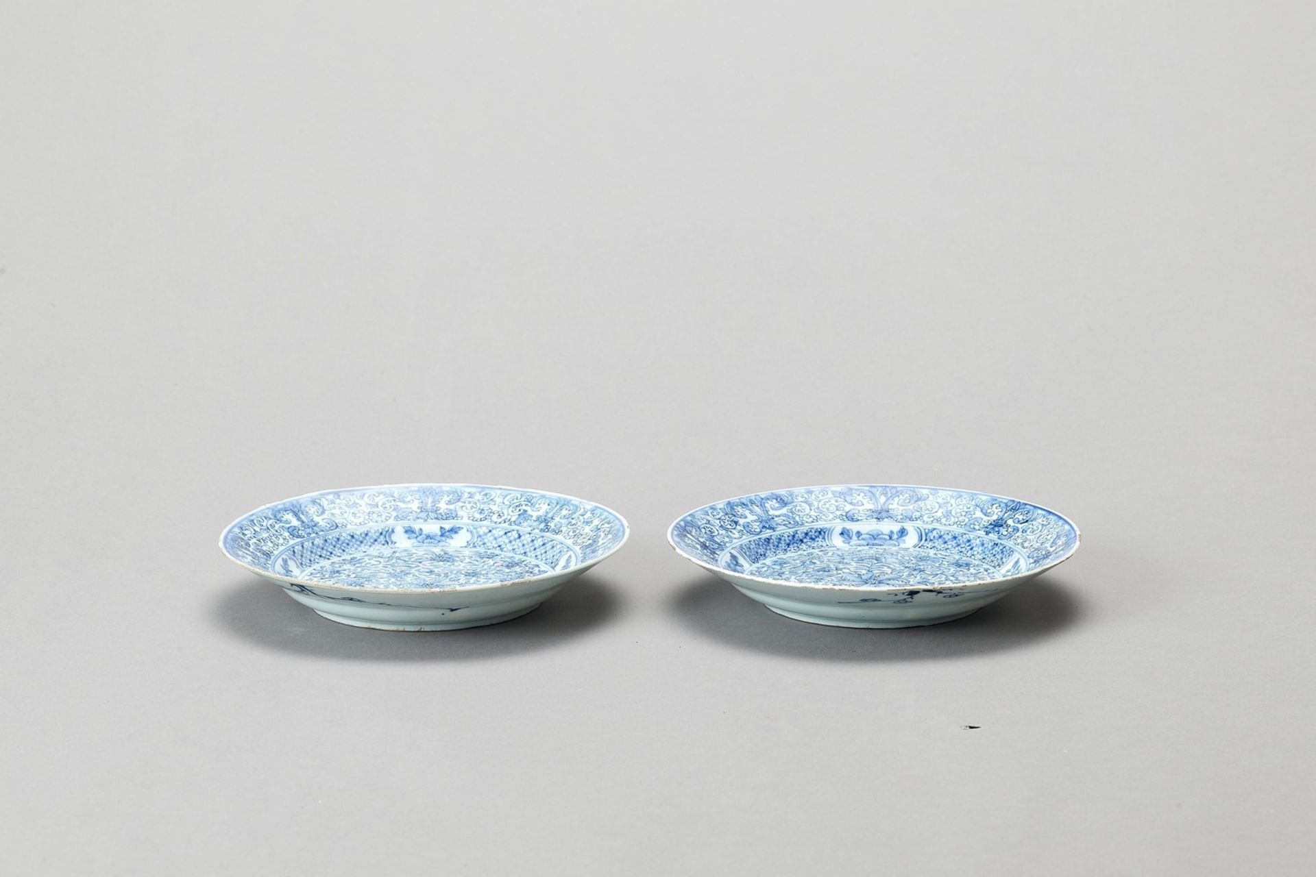A PAIR OF ‘FLORAL SCROLL’ BLUE AND WHITE PORCELAIN DISHES - Bild 2 aus 4