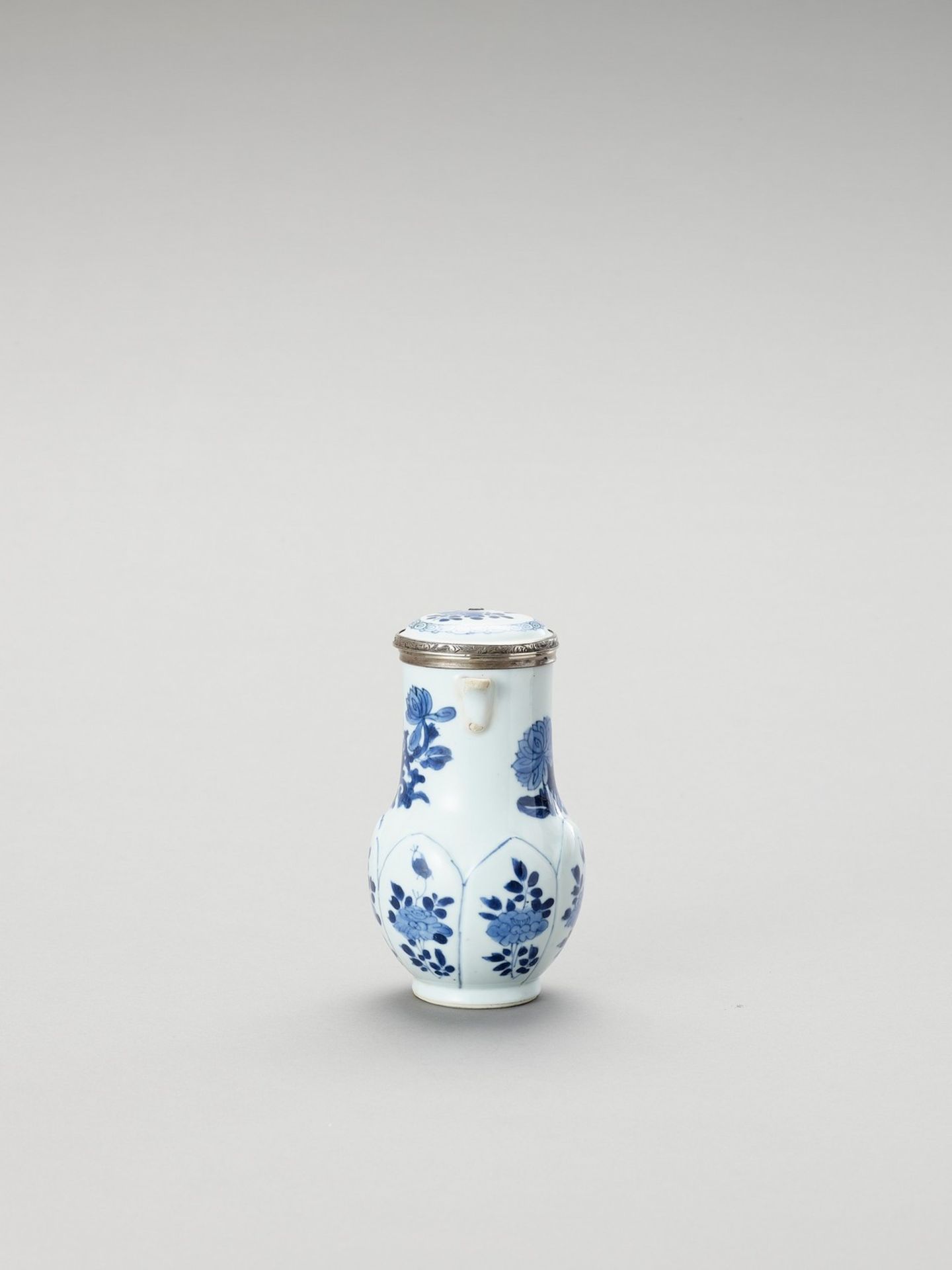 A SILVER-MOUNTED BLUE AND WHITE PORCELAIN JUG - Image 4 of 7