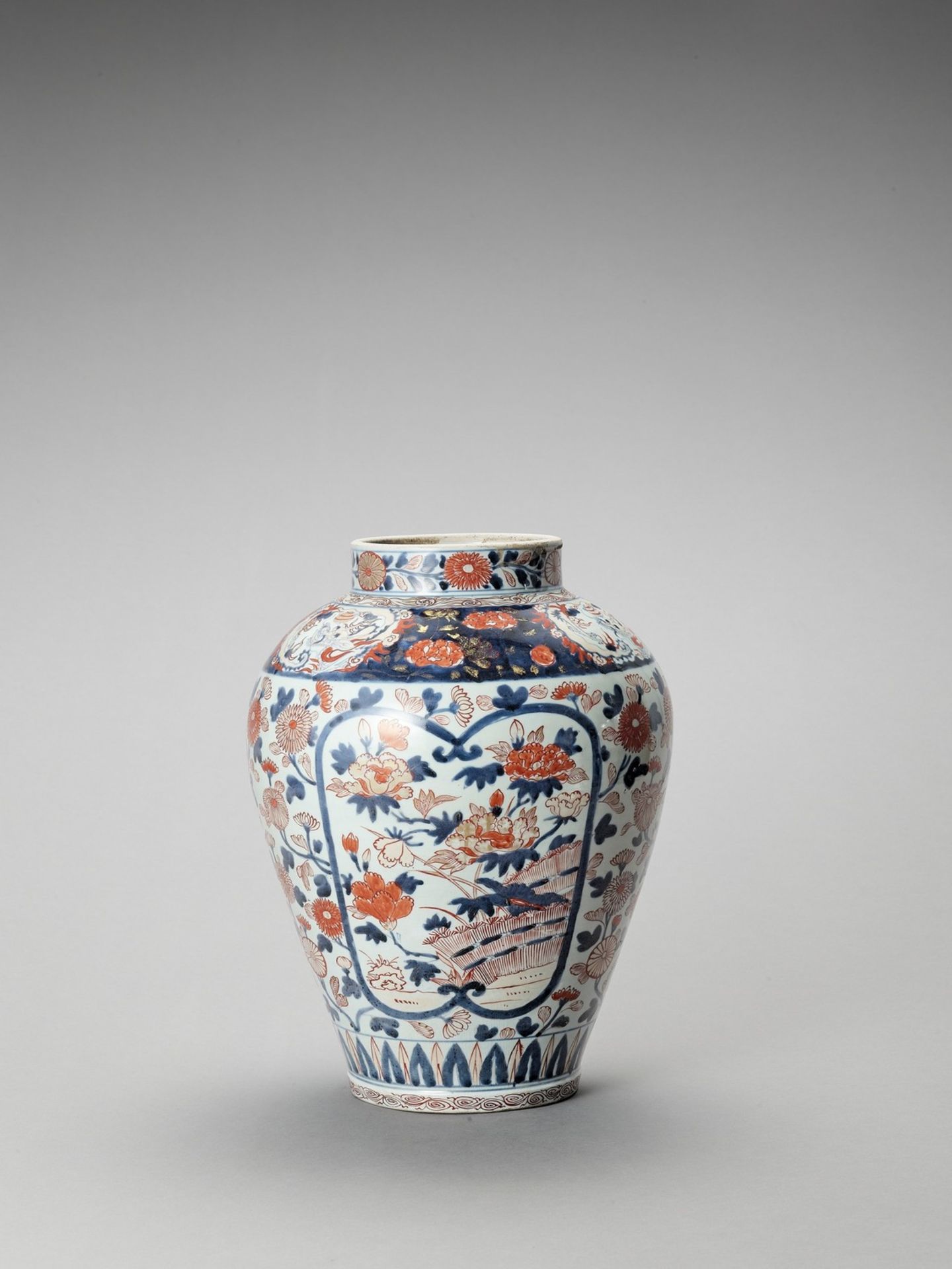 A LARGE IMARI PORCELAIN VASE - Image 4 of 6