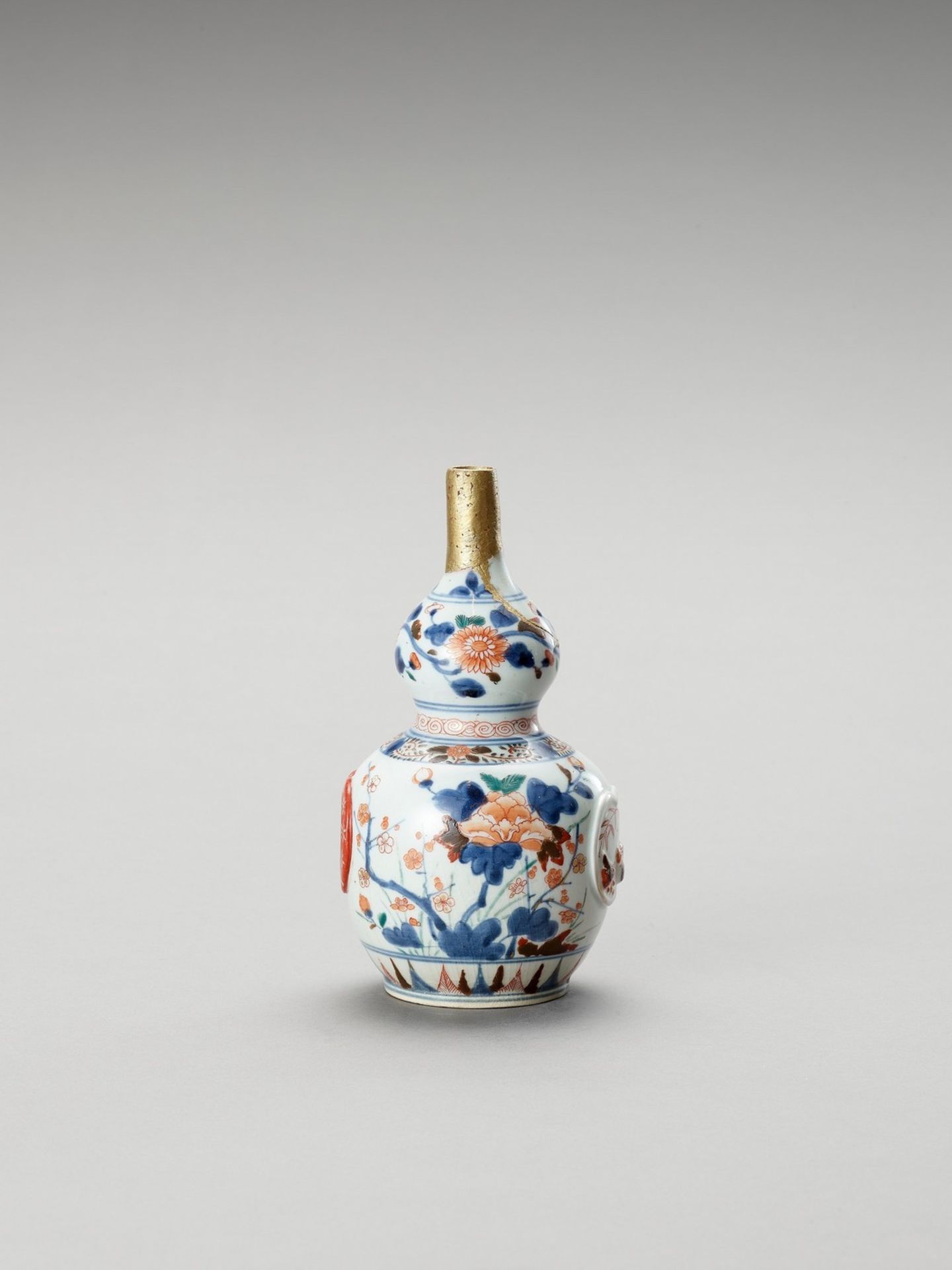 AN IMARI PORCELAIN BOTTLE VASE - Bild 4 aus 6