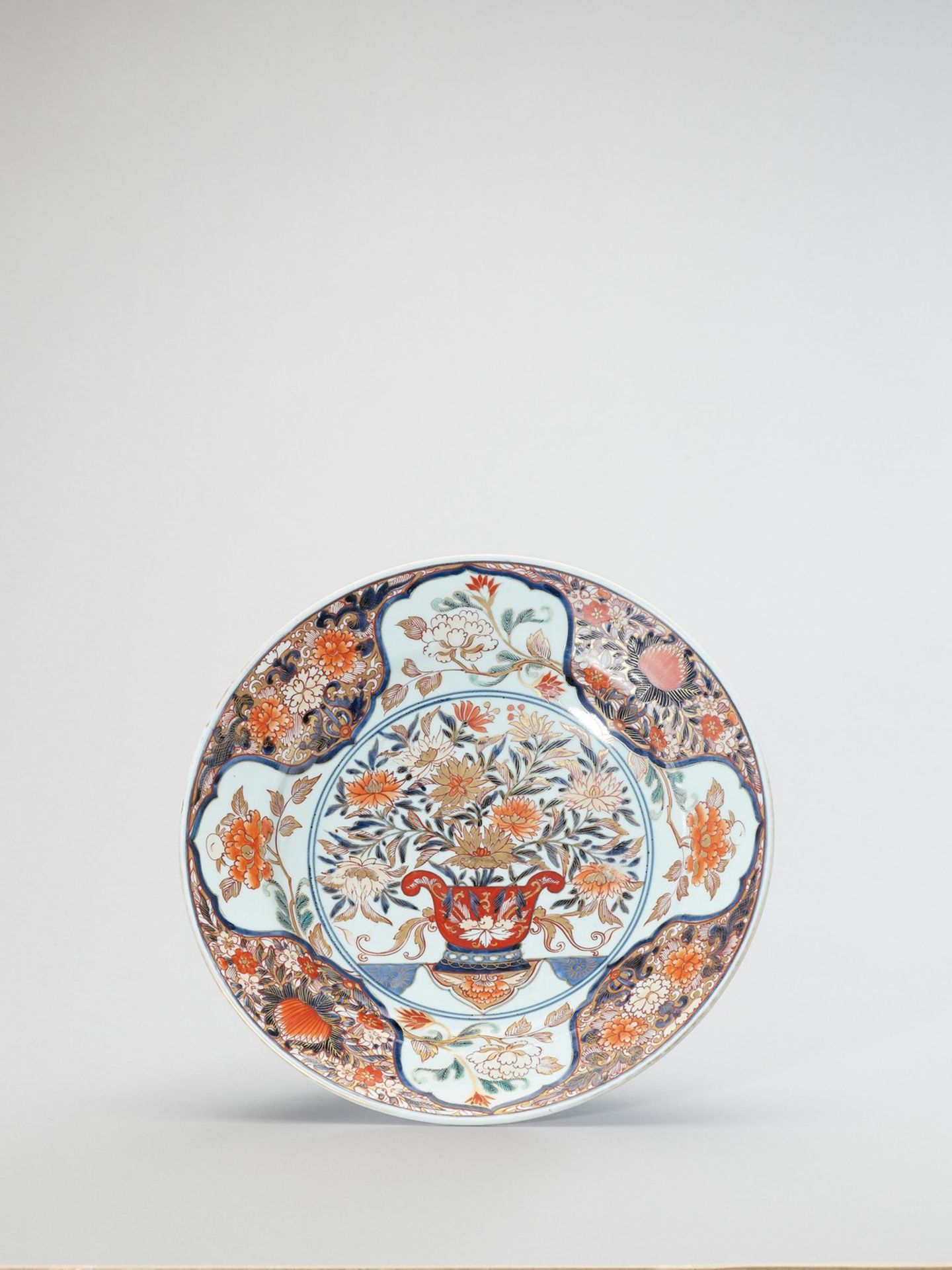 A LARGE IMARI PORCELAIN CHARGER