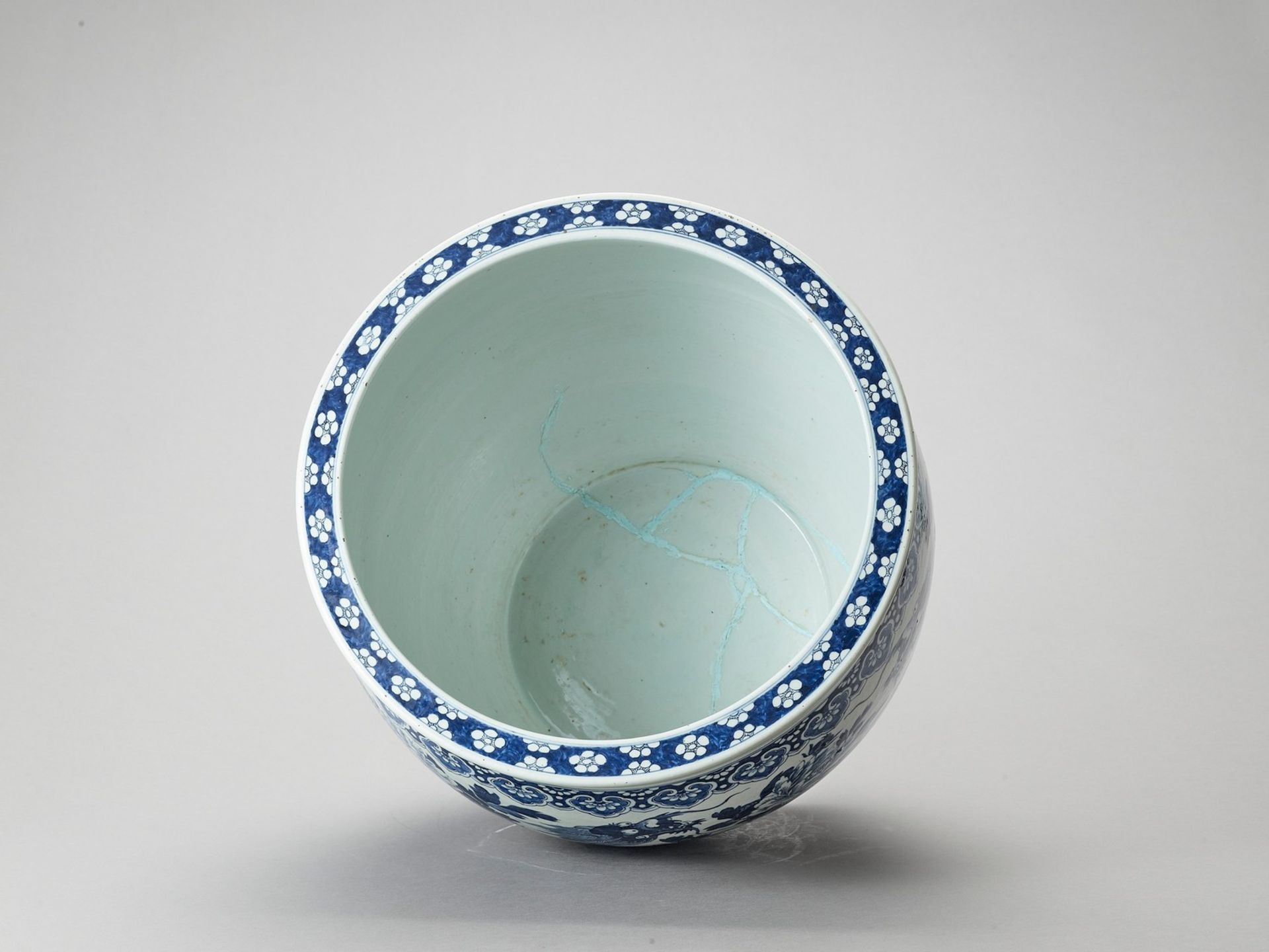 A LARGE BLUE AND WHITE PORCELAIN ‘DRAGON’ FISHBOWL - Image 7 of 7