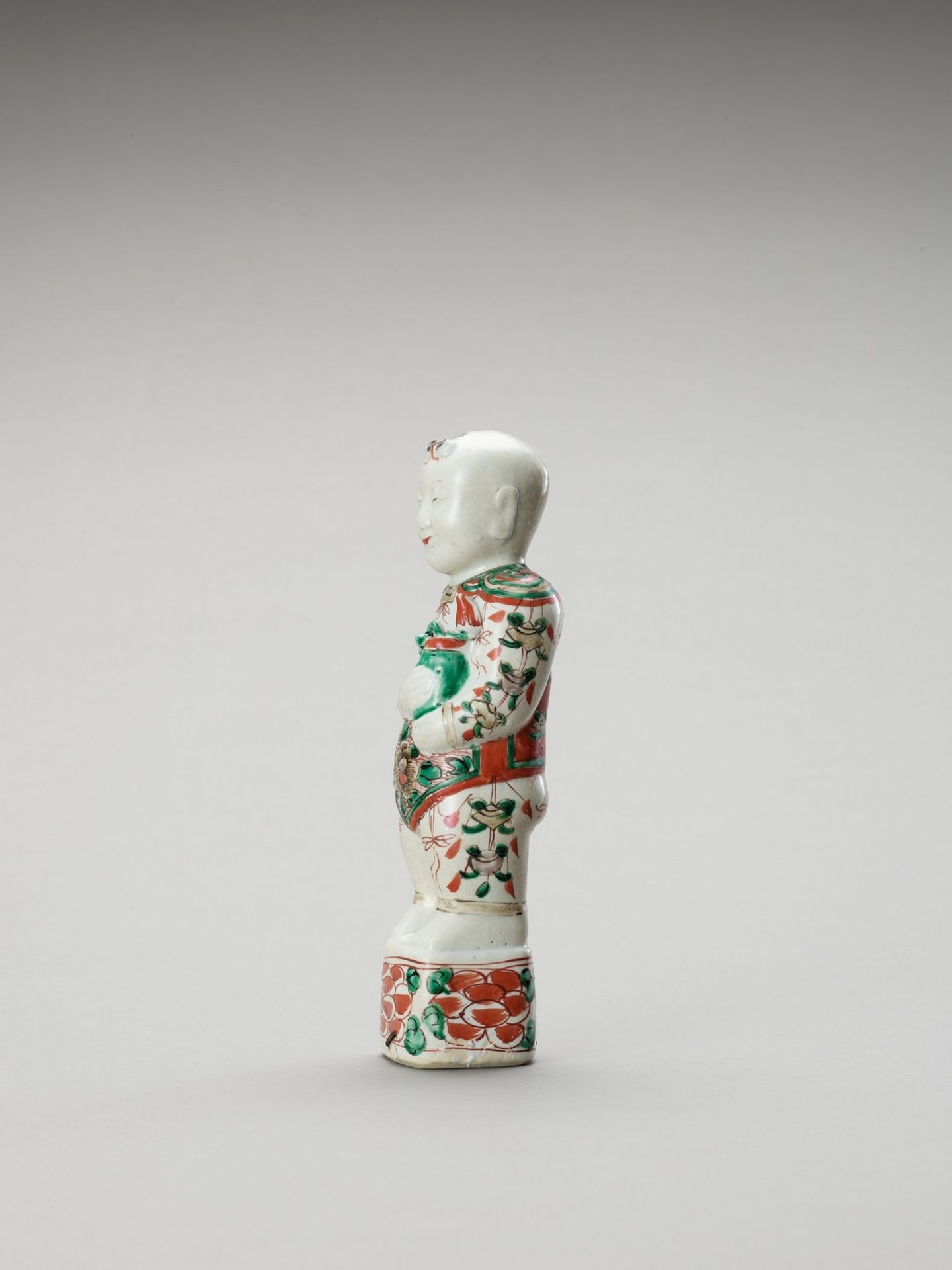 A FAMILLE VERTE PORCELAIN FIGURE OF A BOY - Image 3 of 5