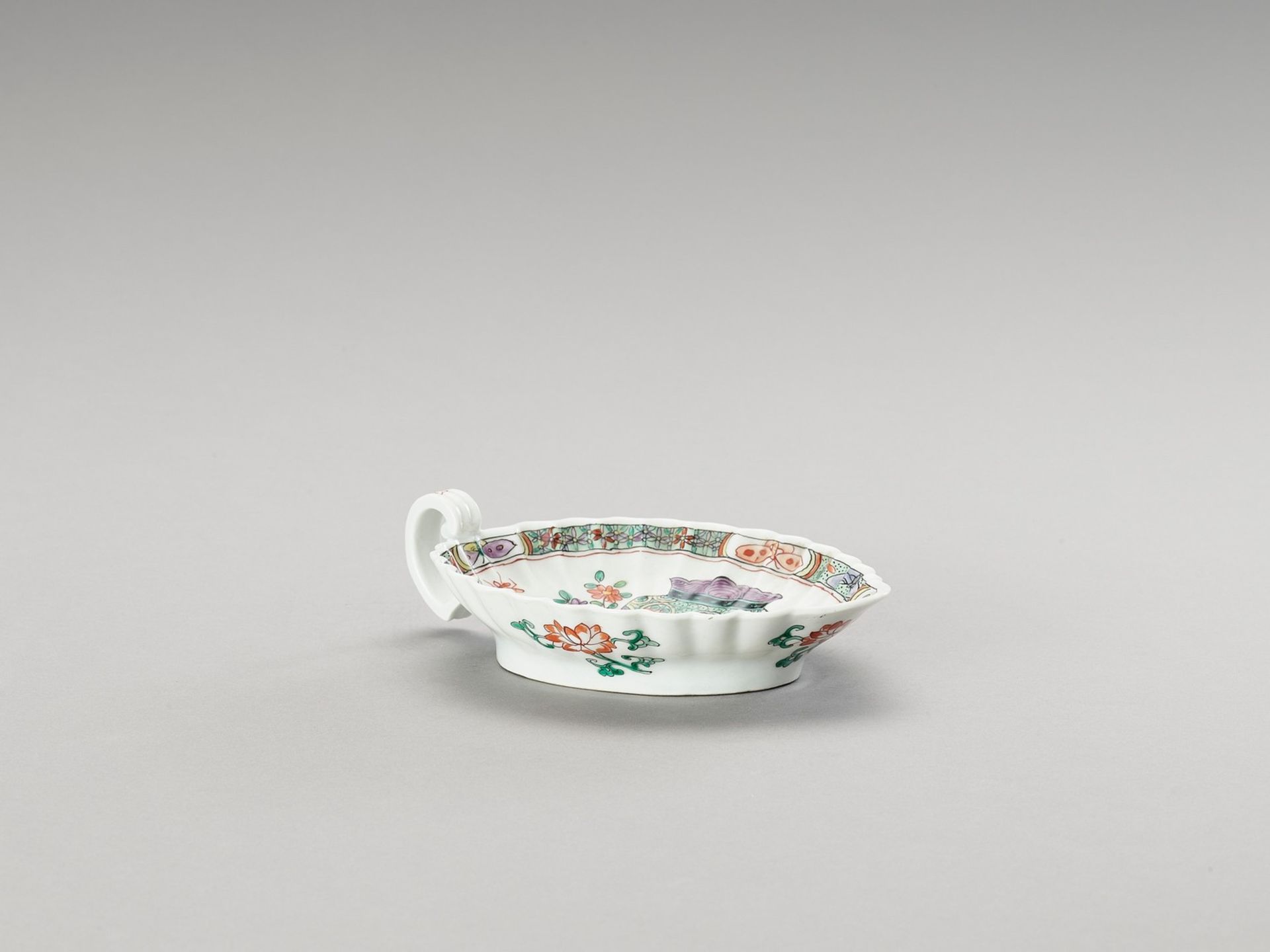 A LEAF-SHAPED FAMILLE VERTE SAUCER - Image 3 of 4