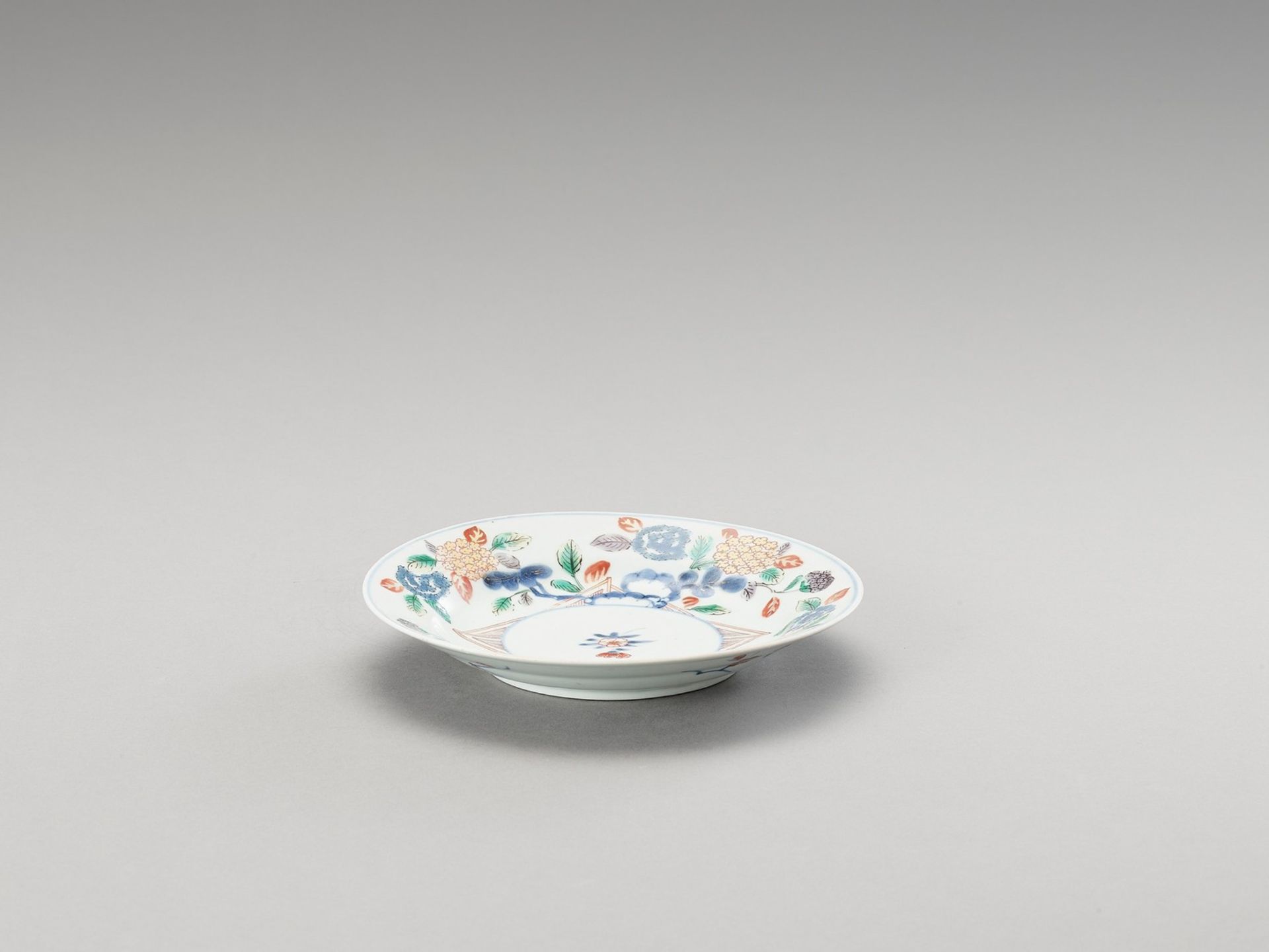 AN ENAMELED KAKIEMON PORCELAIN ‘FLORAL’ DISH - Bild 4 aus 4