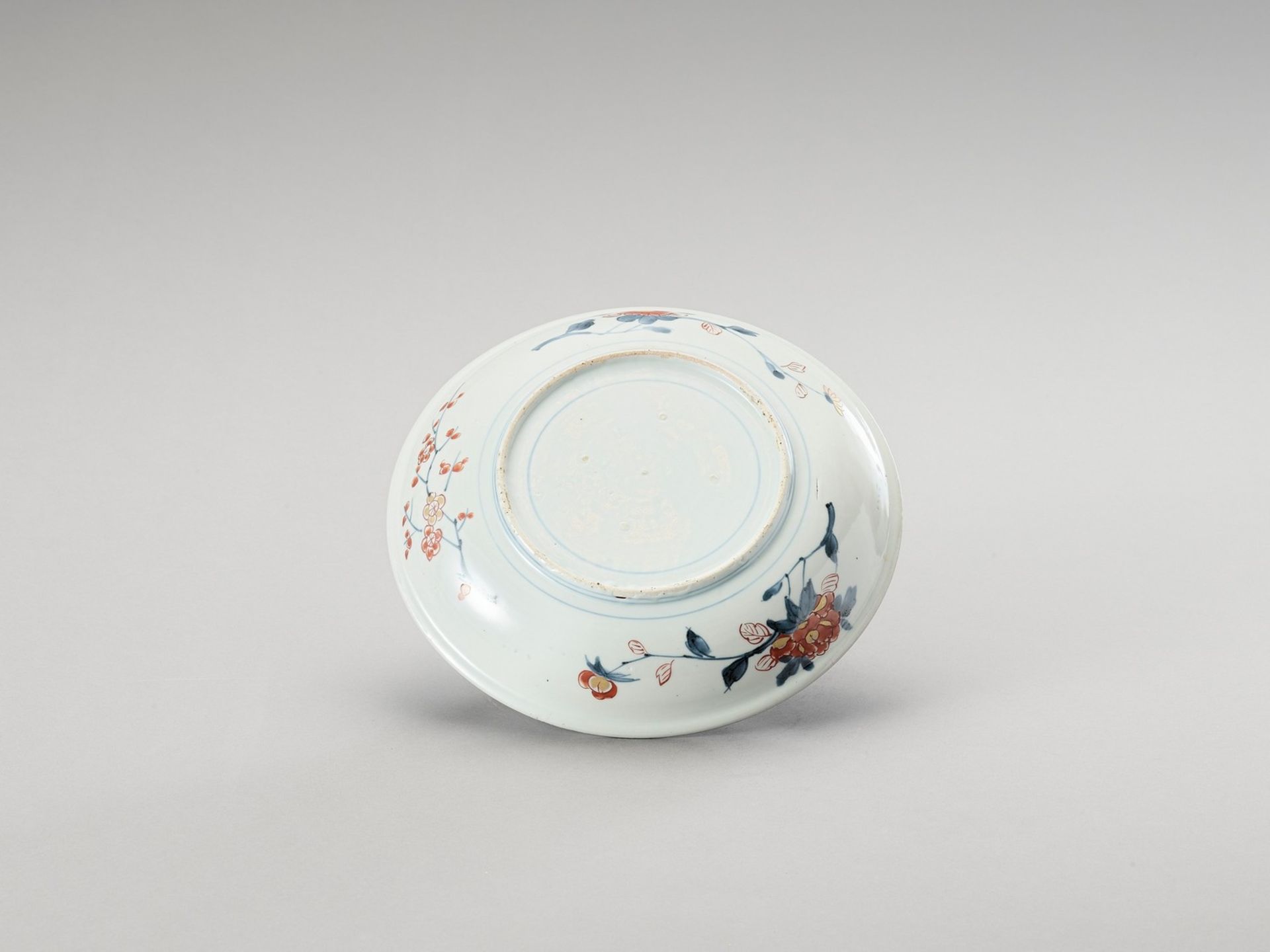 AN IMARI PORCELAIN DISH - Image 3 of 4