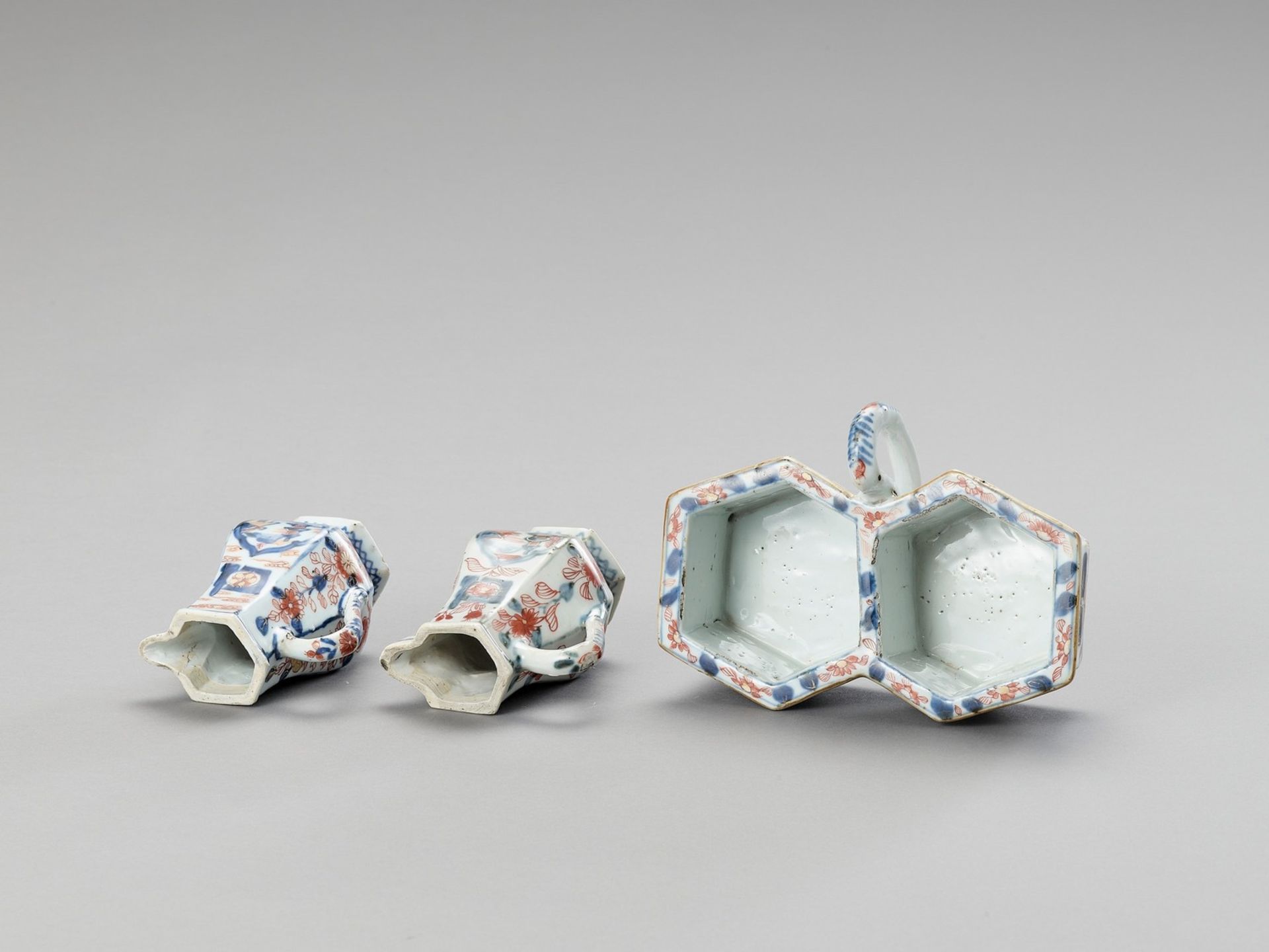 A PAIR OF IMARI PORCELAIN JUGS WITH ORIGINAL HOLDER - Image 4 of 6