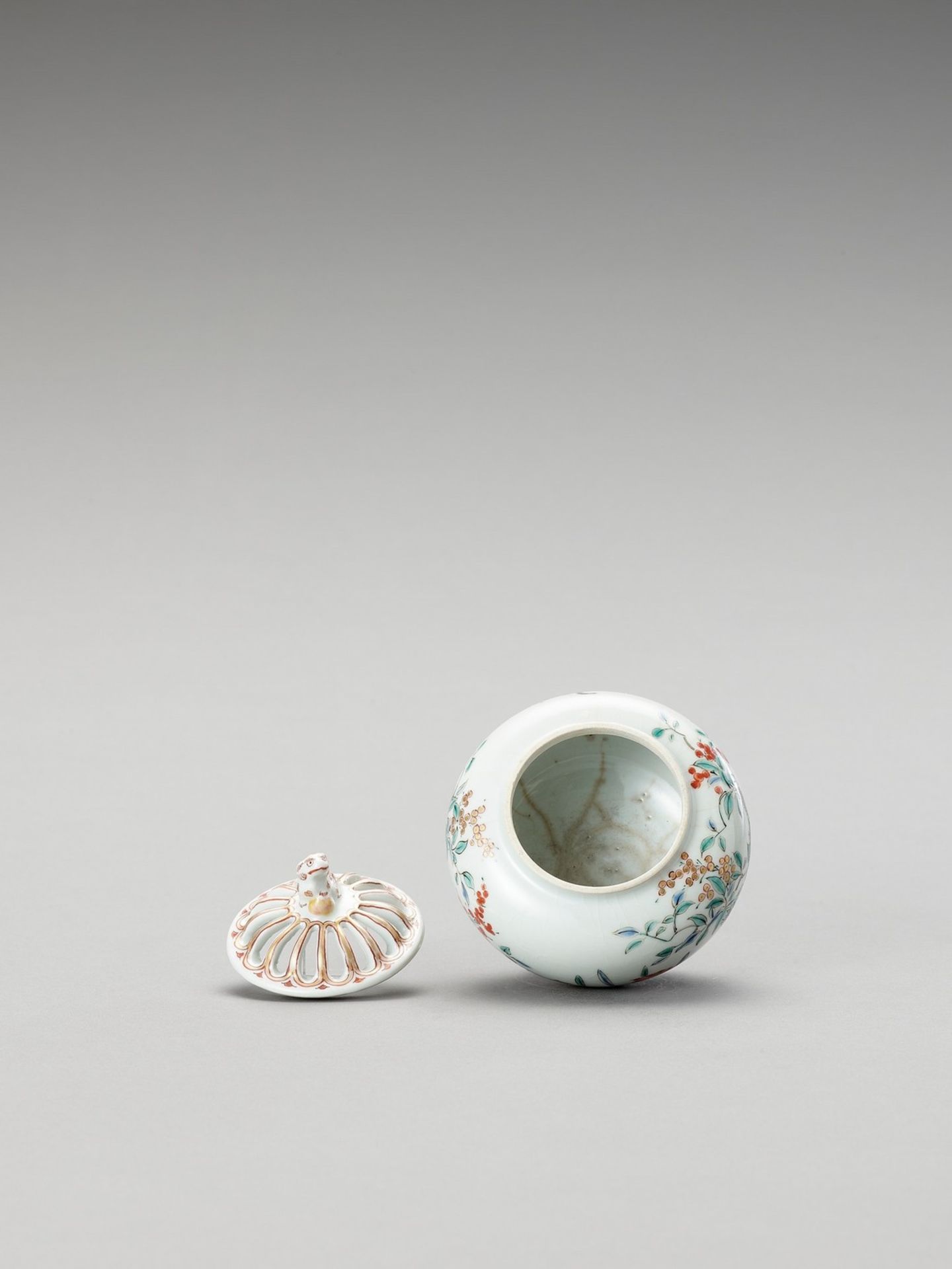 A CHARMING KAKIEMON PORCELAIN INCIENSE BURNER WITH COVER - Image 5 of 6