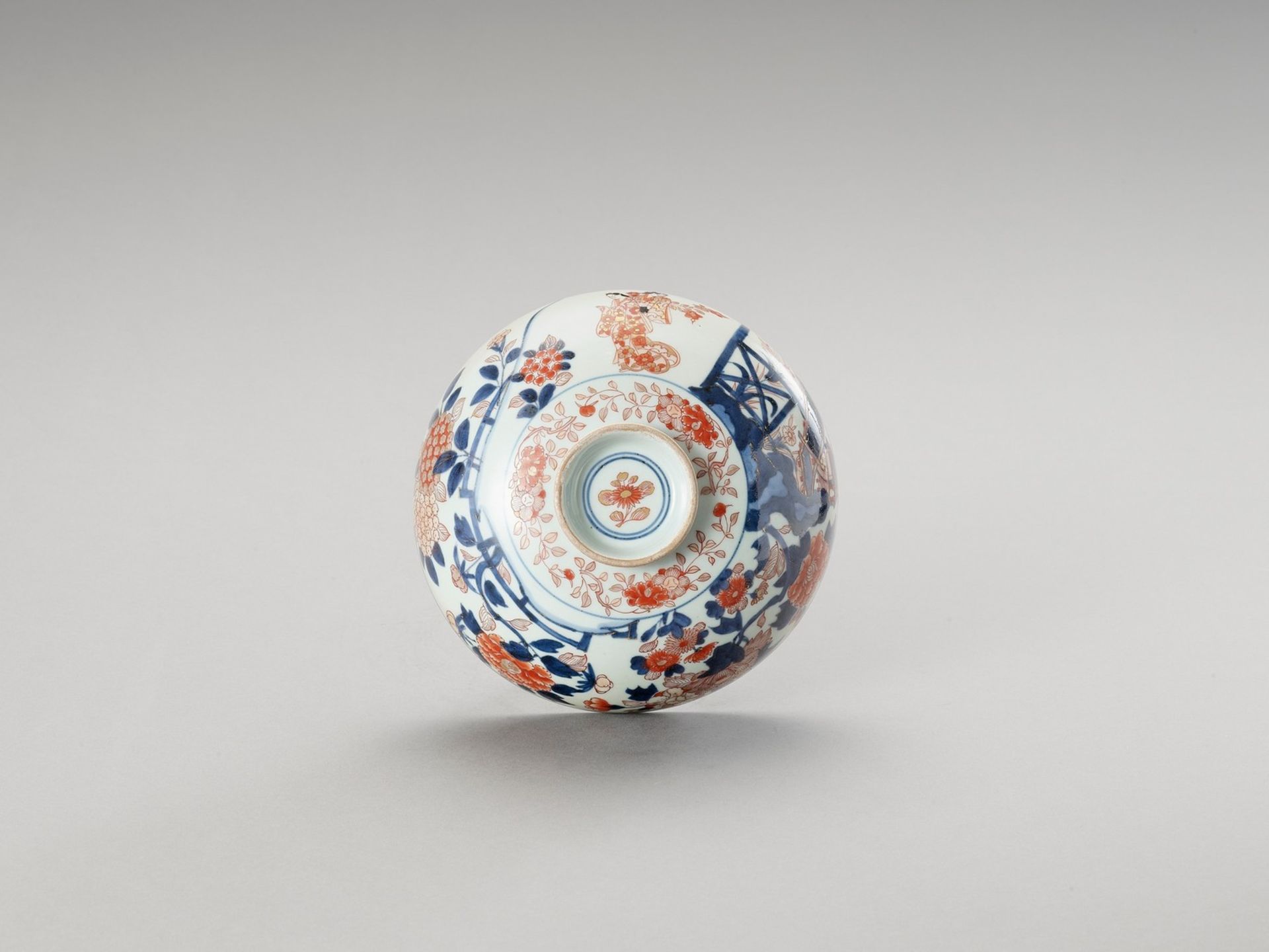 AN IMARI PORCELAIN BOWL - Bild 6 aus 6