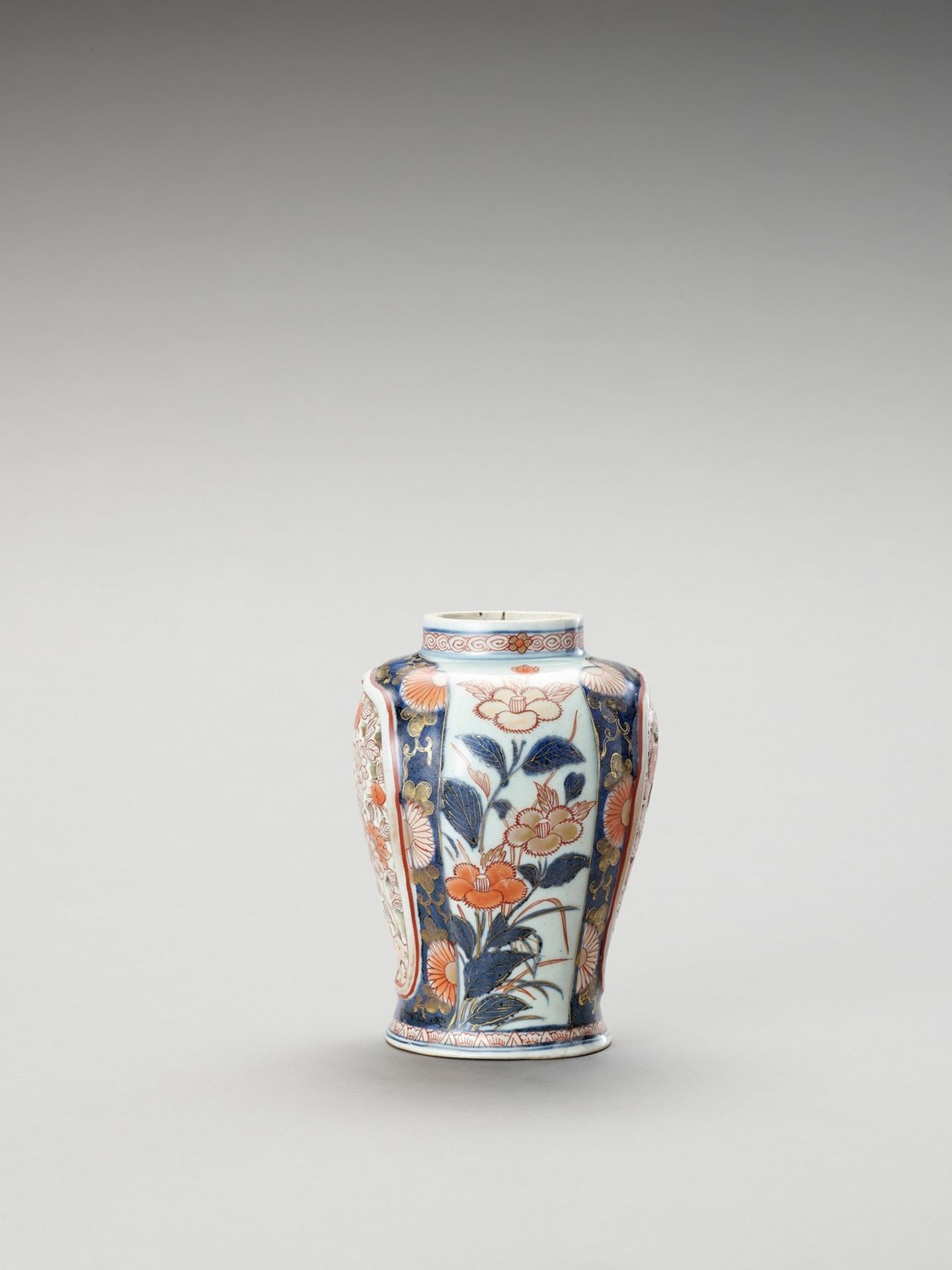 AN OPENWORK IMARI PORCELAIN VASE - Image 2 of 6