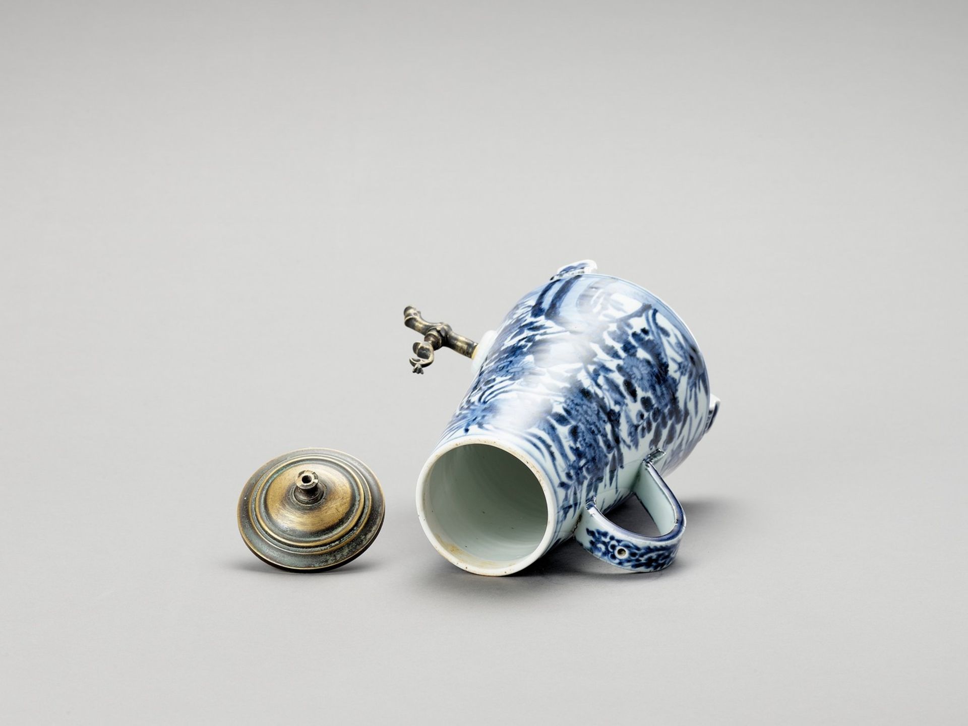 A BLUE AND WHITE PORCELAIN COFFEE POT AND COVER - Image 5 of 6