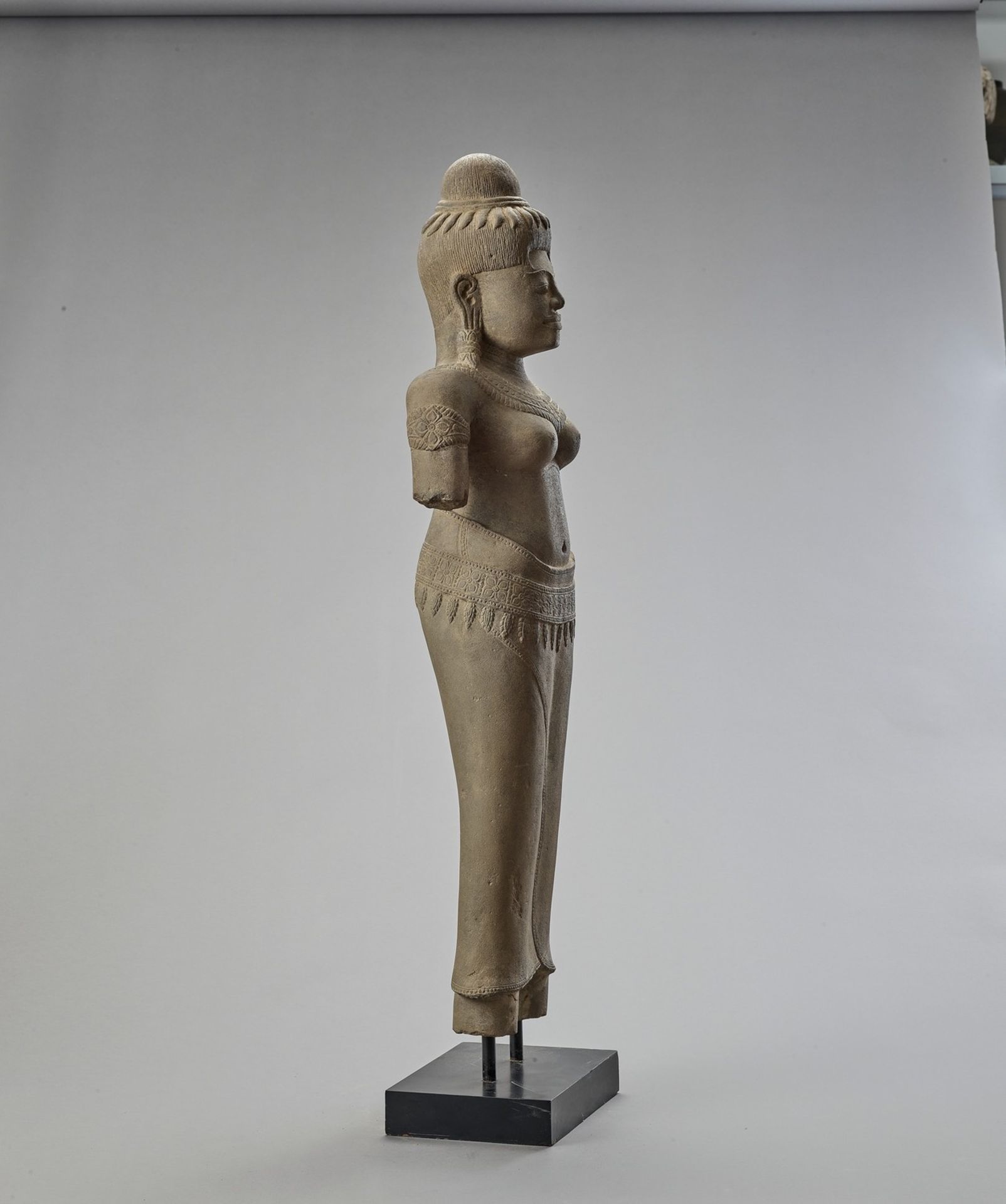 A KHMER STYLE SANDSTONE STATUE OF UMA - Image 5 of 7