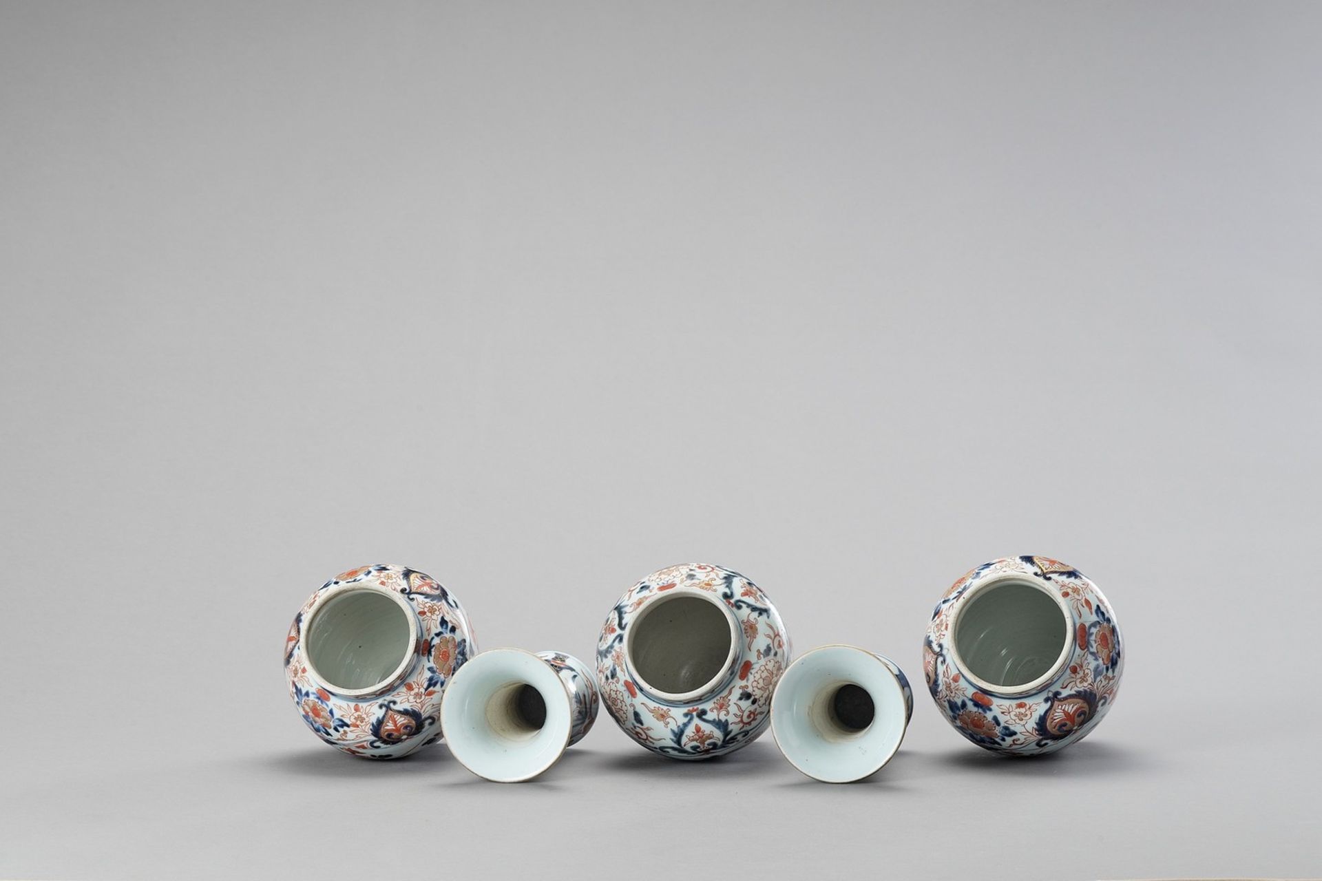 AN IMARI PORCELAIN FIVE-PIECE GARNITURE - Image 5 of 6