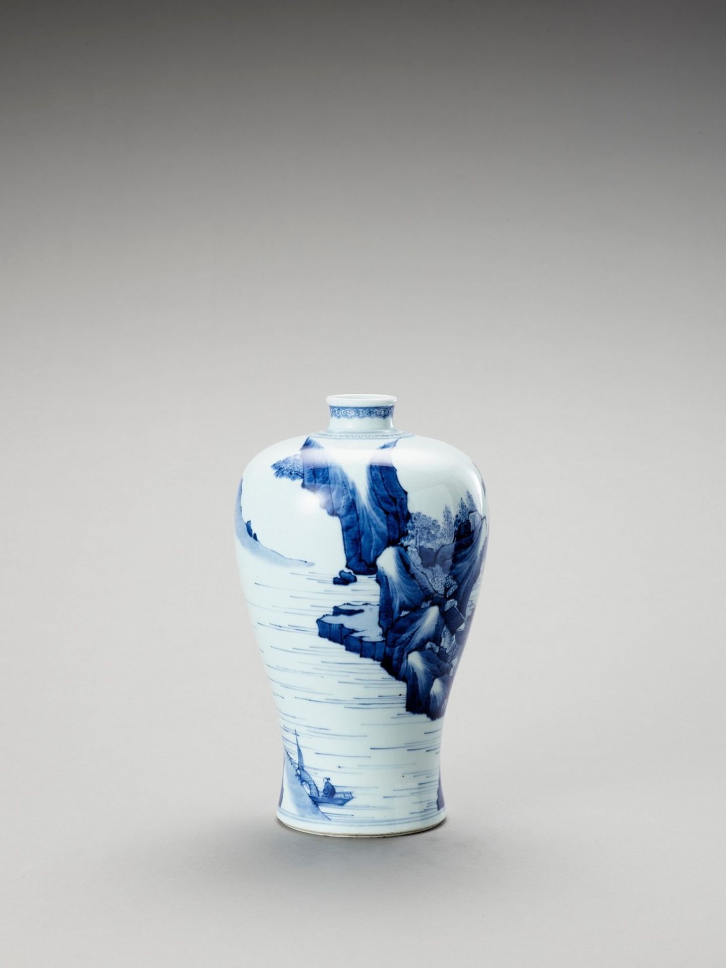 A ‘FIGURAL’ BLUE AND WHITE PORCELAIN VASE - Image 5 of 7