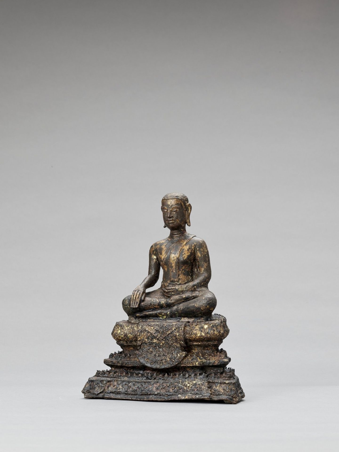 A THAI GILT-LACQUERED BRONZE OF BUDDHA SHAKYAMUNI, RATTANAKOSIN - Image 4 of 6