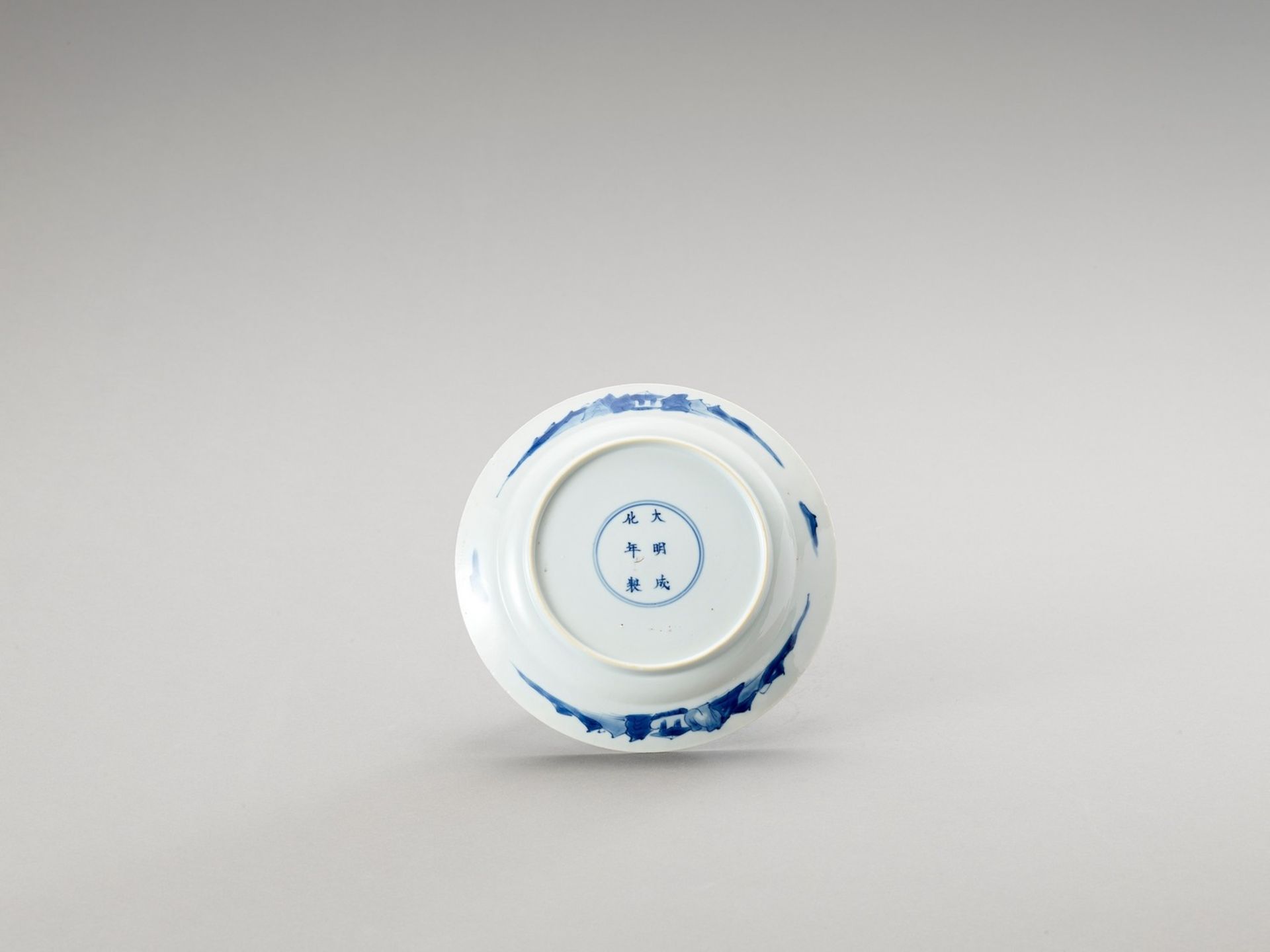 A BLUE AND WHITE PORCELAIN DISH - Image 3 of 4