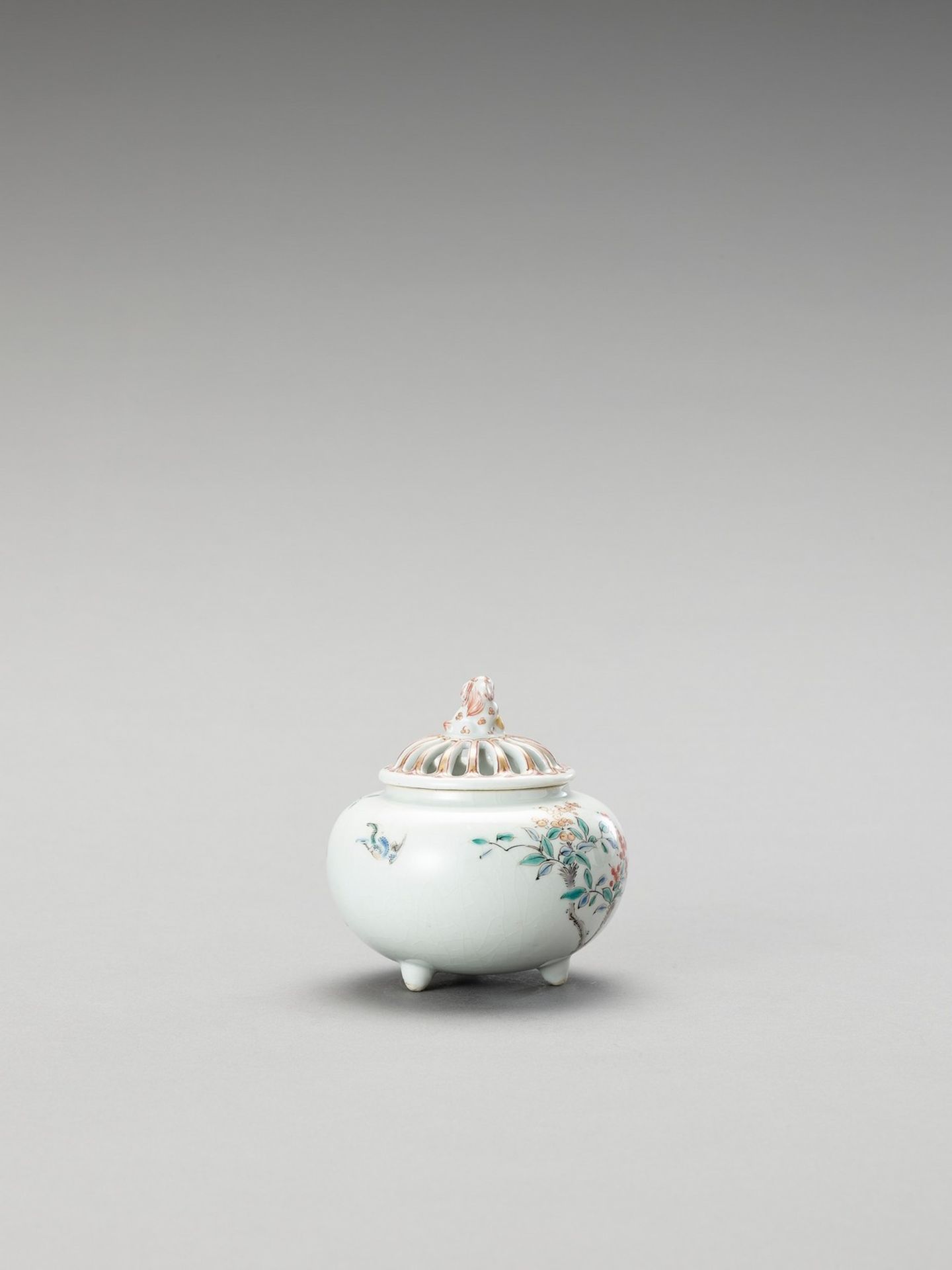 A CHARMING KAKIEMON PORCELAIN INCIENSE BURNER WITH COVER - Image 4 of 6
