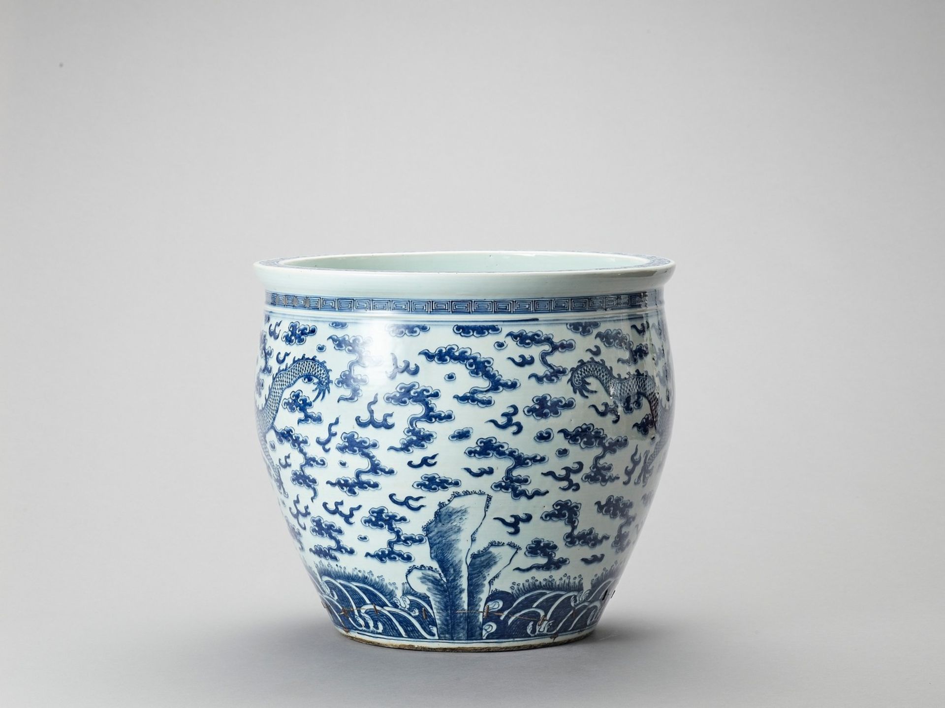 A LARGE BLUE AND WHITE PORCELAIN ‘DRAGON’ FISHBOWL - Image 4 of 5