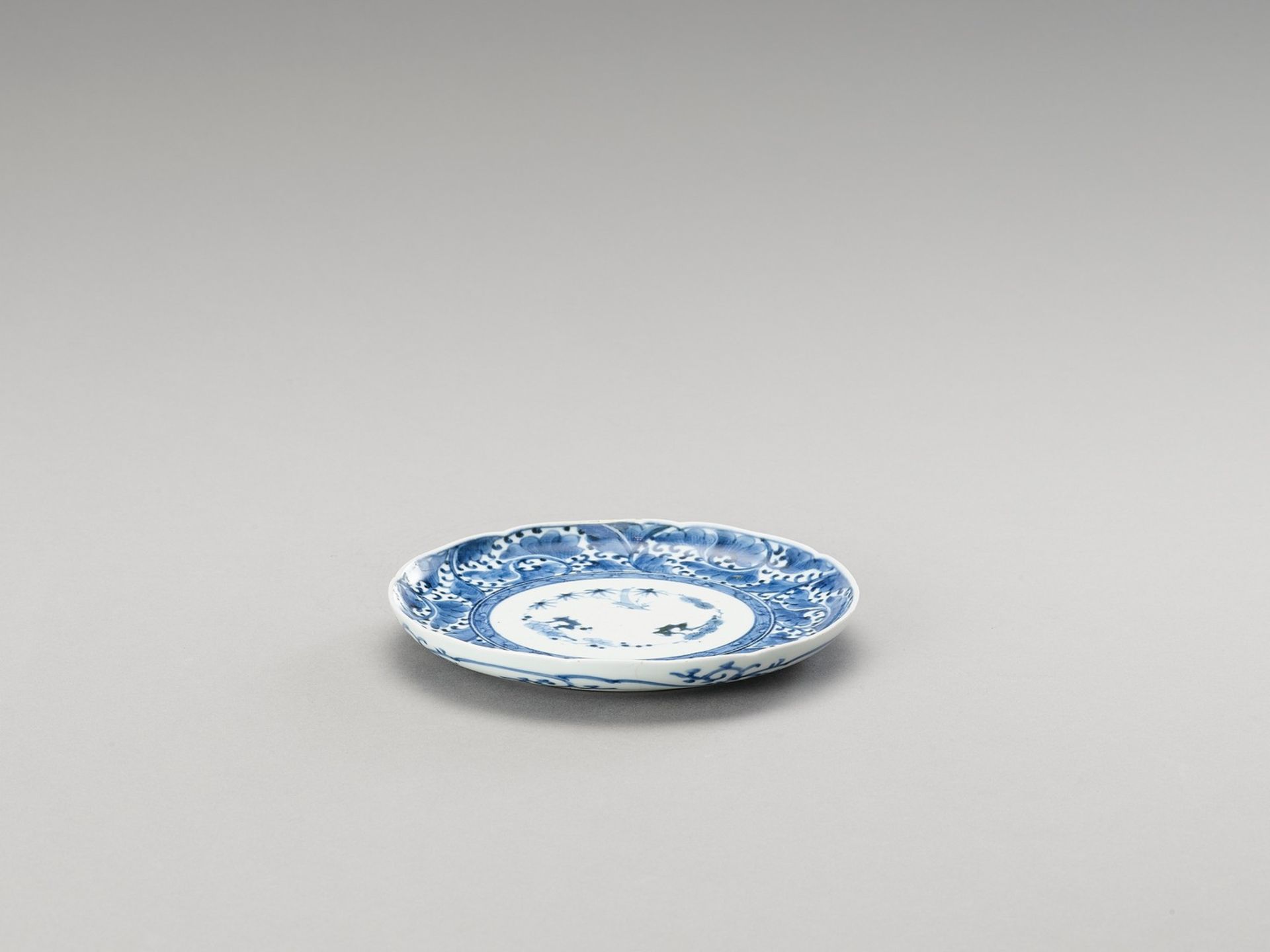 A BLUE AND WHITE ARITA PORCELAIN ‘FLORAL’ DISH - Image 4 of 4