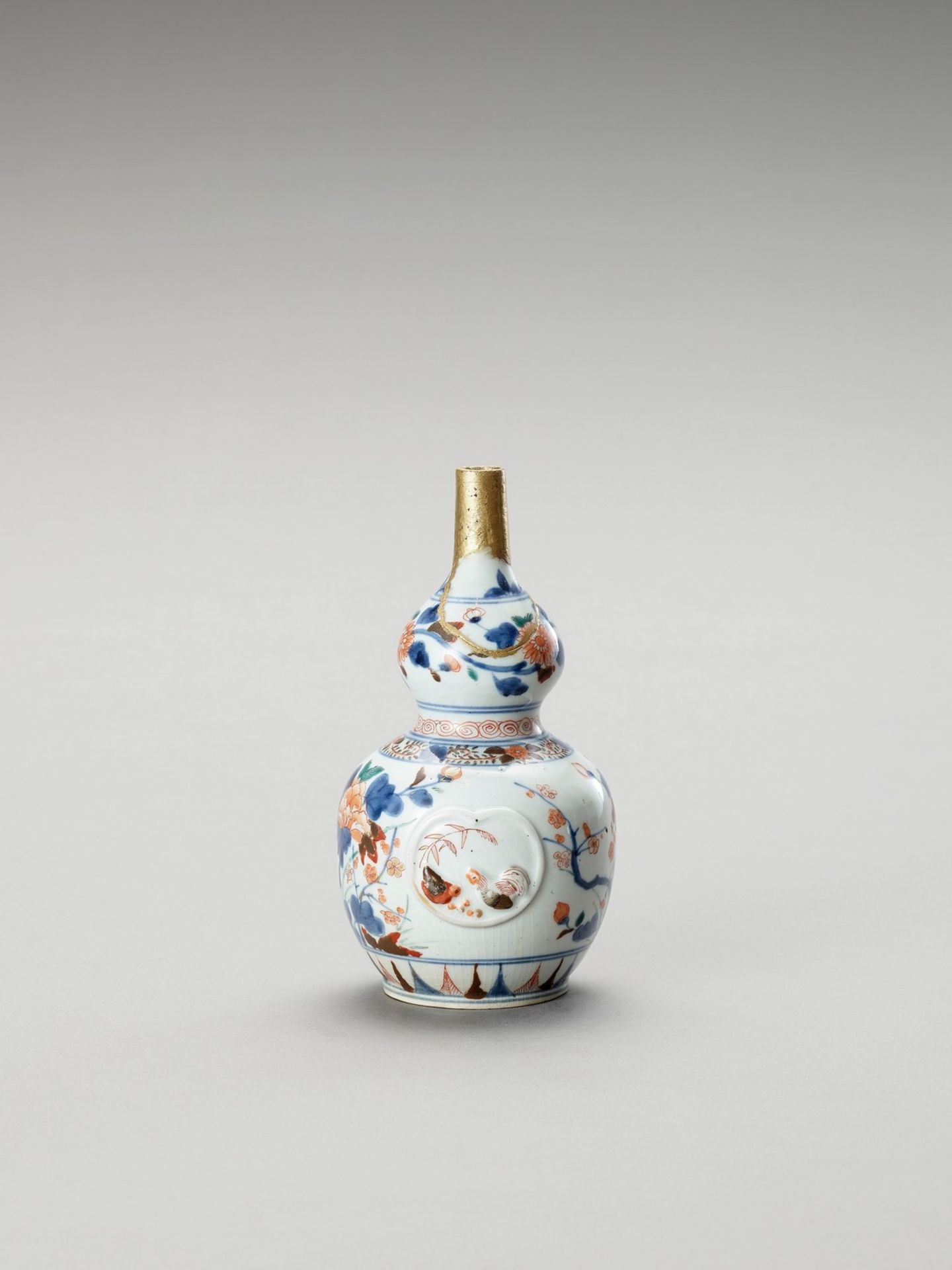 AN IMARI PORCELAIN BOTTLE VASE - Bild 3 aus 6