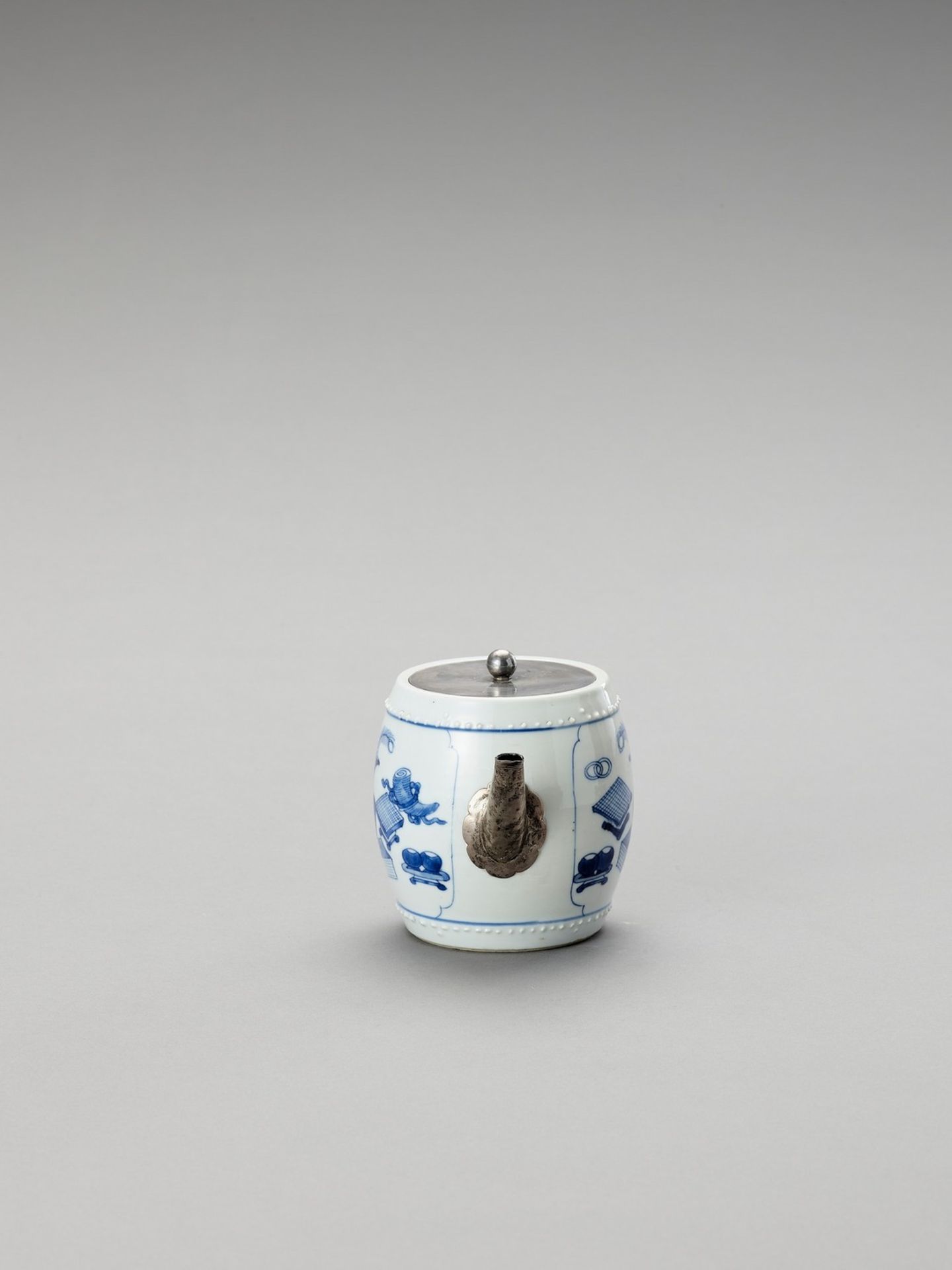 A SILVER-MOUNTED BLUE AND WHITE PORCELAIN TEAPOT - Image 4 of 6