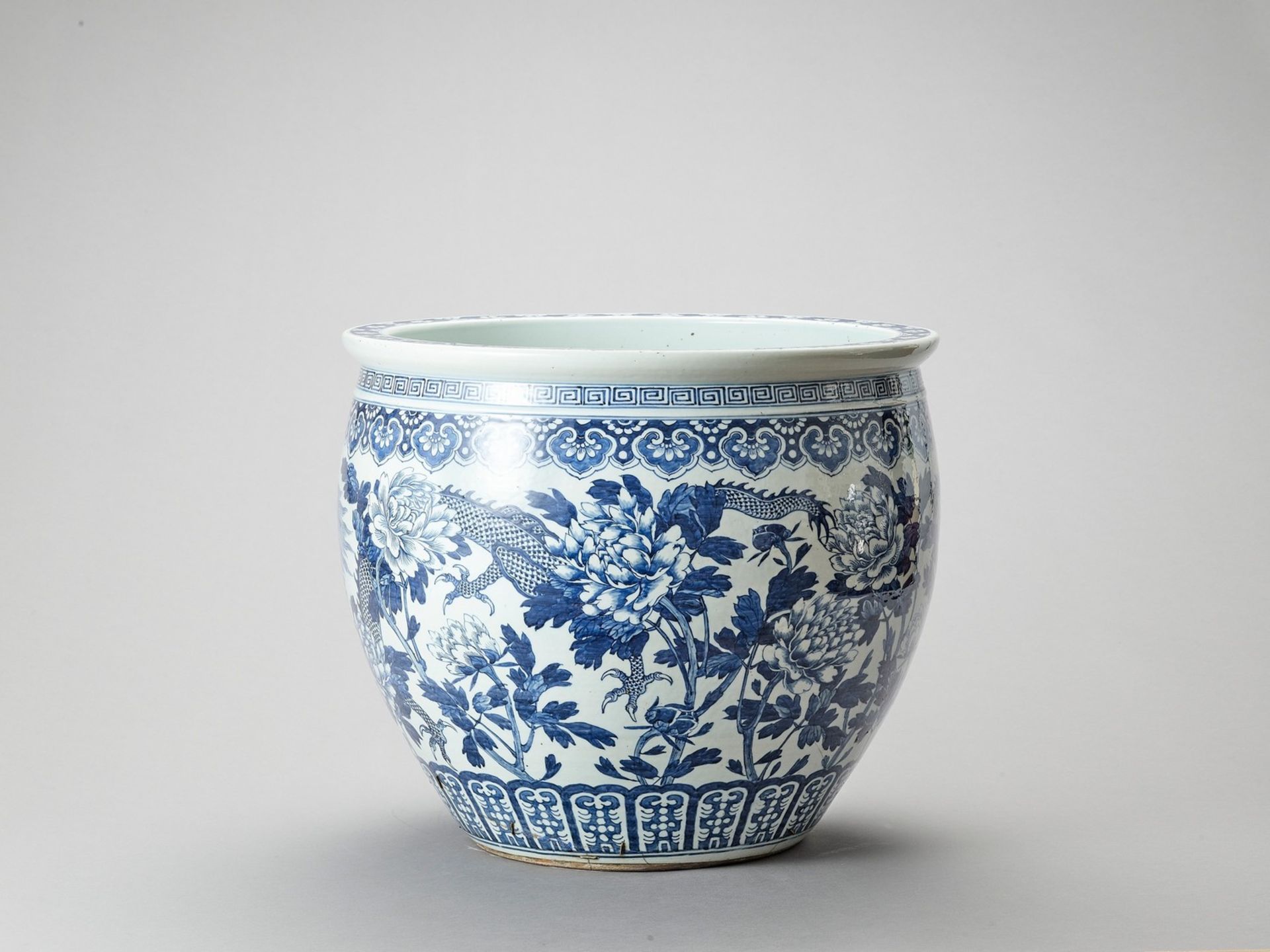 A LARGE BLUE AND WHITE PORCELAIN ‘DRAGON’ FISHBOWL - Image 5 of 7