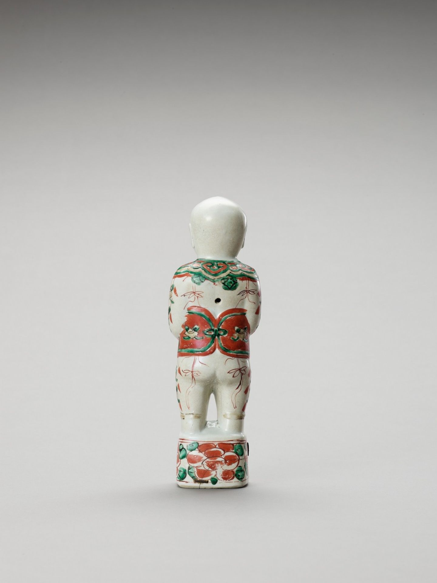 A FAMILLE VERTE PORCELAIN FIGURE OF A BOY - Image 4 of 5